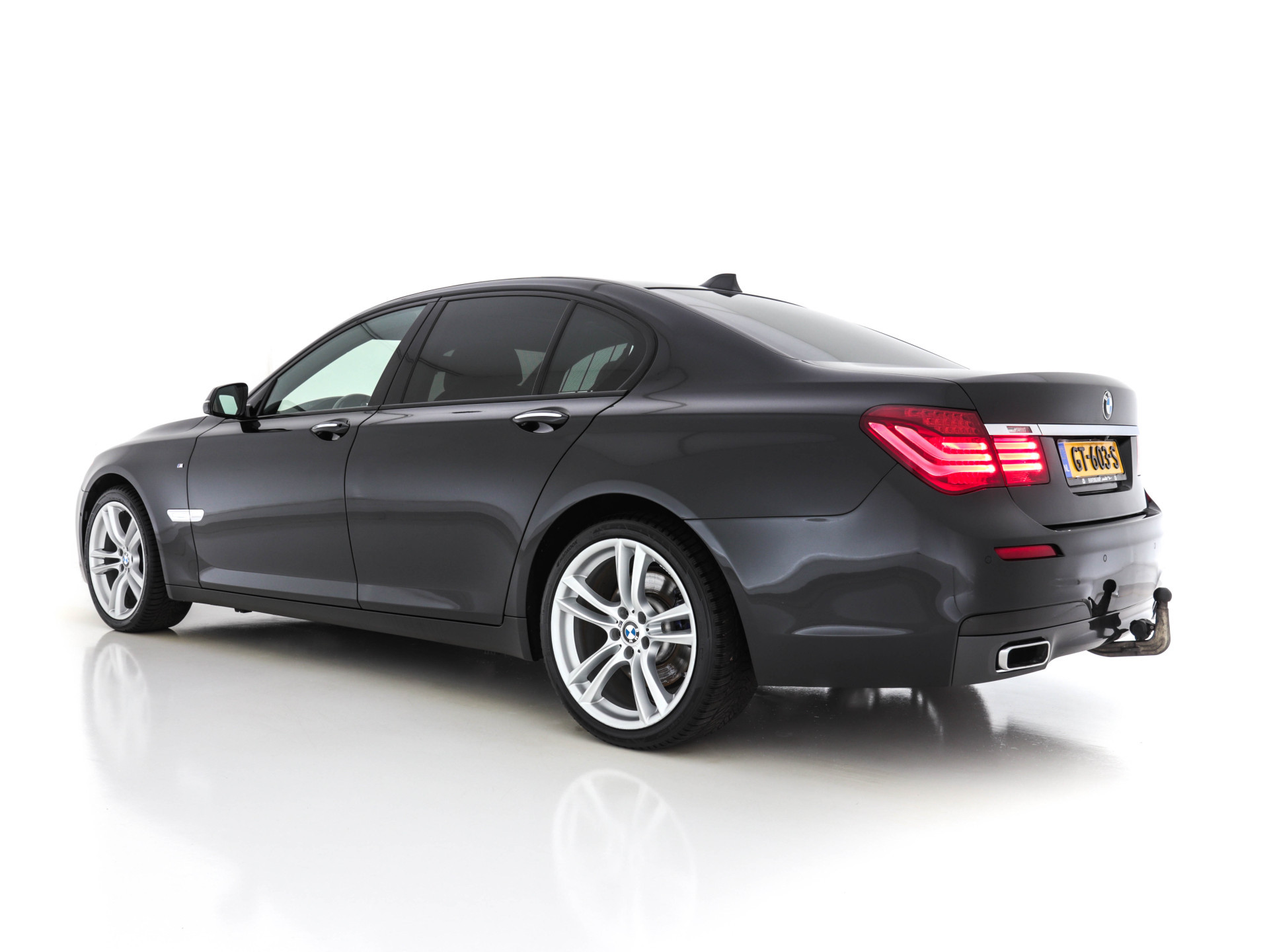 BMW 7-serie 740d xDrive M-Sport Aut. *PANO | LEATHER | FULL-LED | SURROUND-VIEW | NAVI-FULLMAP | SOFT-CLOSE | HEAD-UP | HARMAN/KARDON-AUDIO | KEYLESS | CRUISE | HEATED-SPORTSEATS | LANE-ASSIST | MEMORY-PACK | TOWBAR