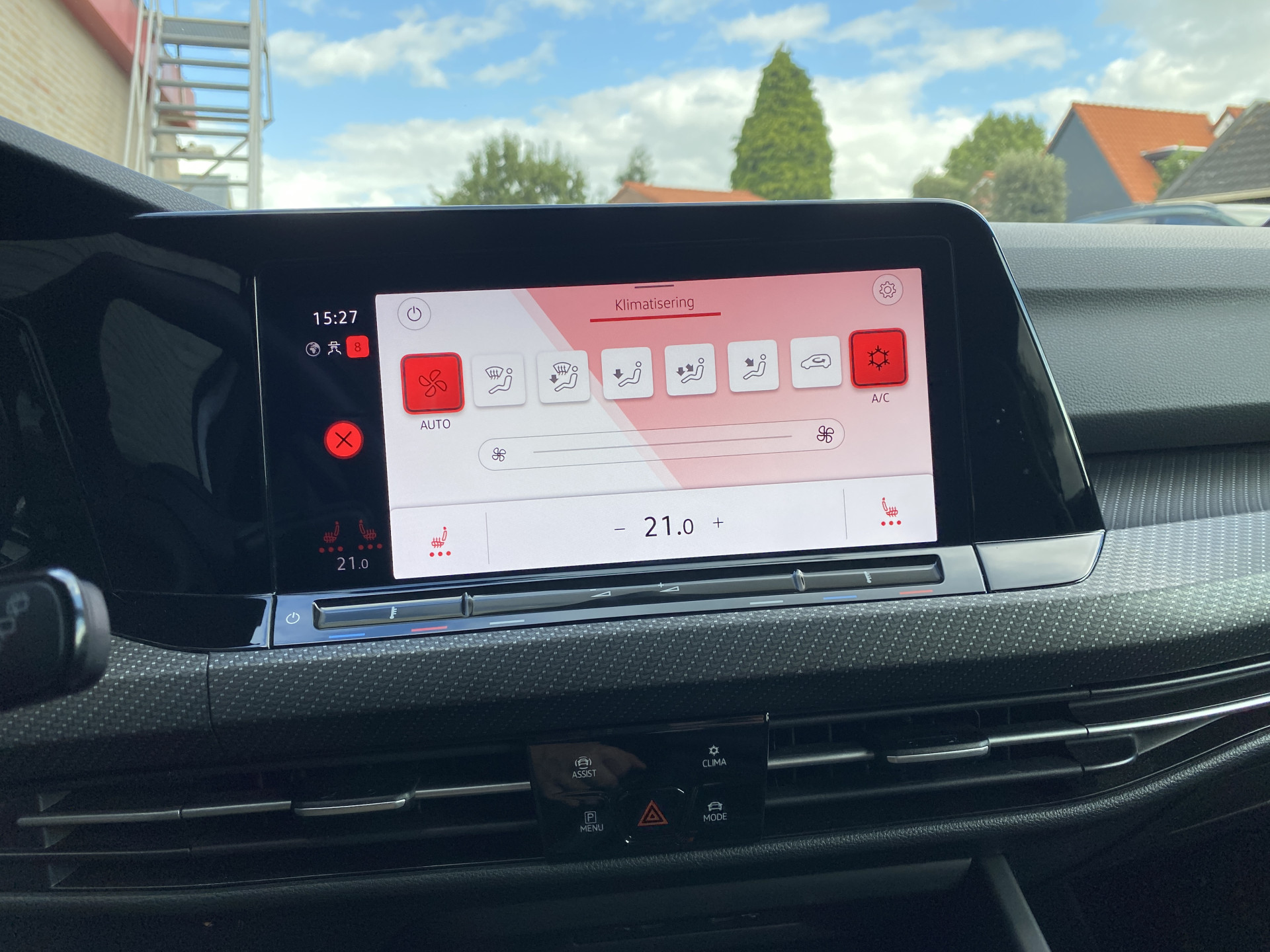 Volkswagen Golf 1.5 eTSI R-Line AUT. | dealer onderh. | panoramadak | stoel-/stuurverw. | keyless | trekhaak | carplay