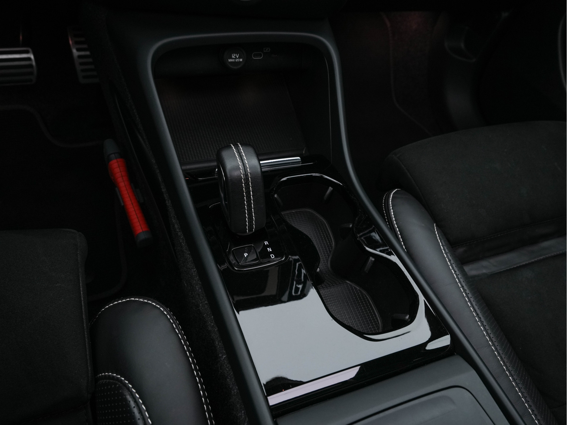 Volvo XC40 Recharge P8 AWD R-Design [ 3-Fase-11kW ] {SOH-89%} (INCL-BTW) *PANO | LEATHER-MICROFIBRE | DIGI-COCKPIT | FULL-LED | NAVI-FULLMAP | ECC | CARPLAY | PDC | KEYLESS | HEATED-SPORTSEATS | BLIS | PRIVACY-GLASS | 20"ALU*