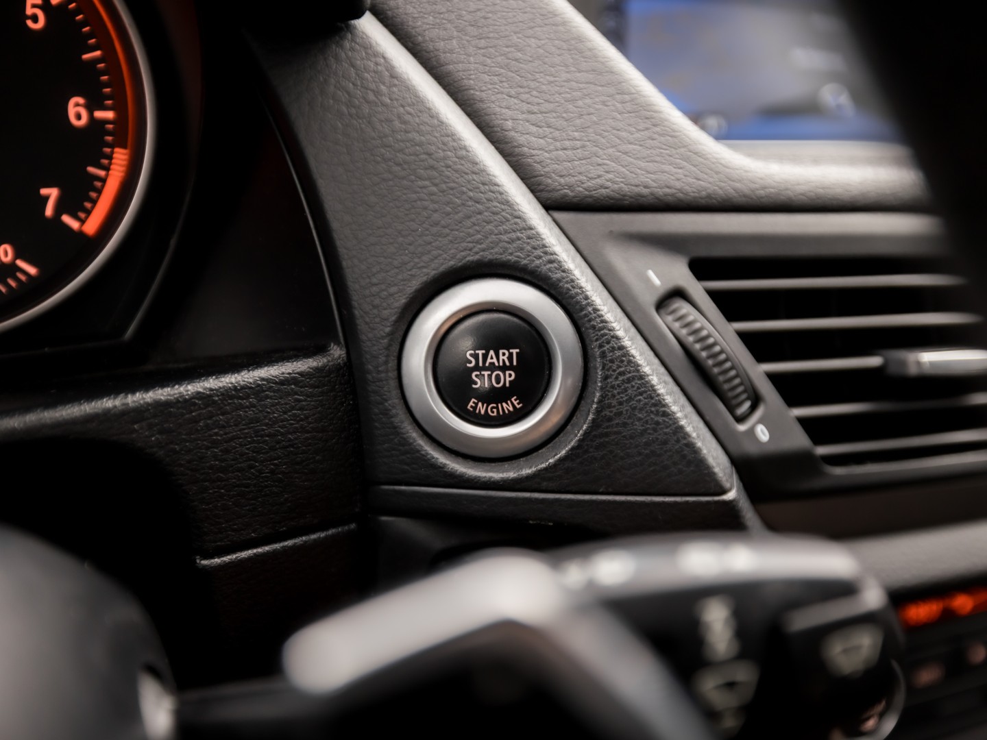 BMW X1 sDrive20i M Sport 184Pk Automaat (GROOT NAVI, CLIMATE, ALCANTARA, TREKHAAK, SPORTSTOELEN, XENON, ZWART HEMEL, PARKEERSENSOREN, NIEUWSTAAT)