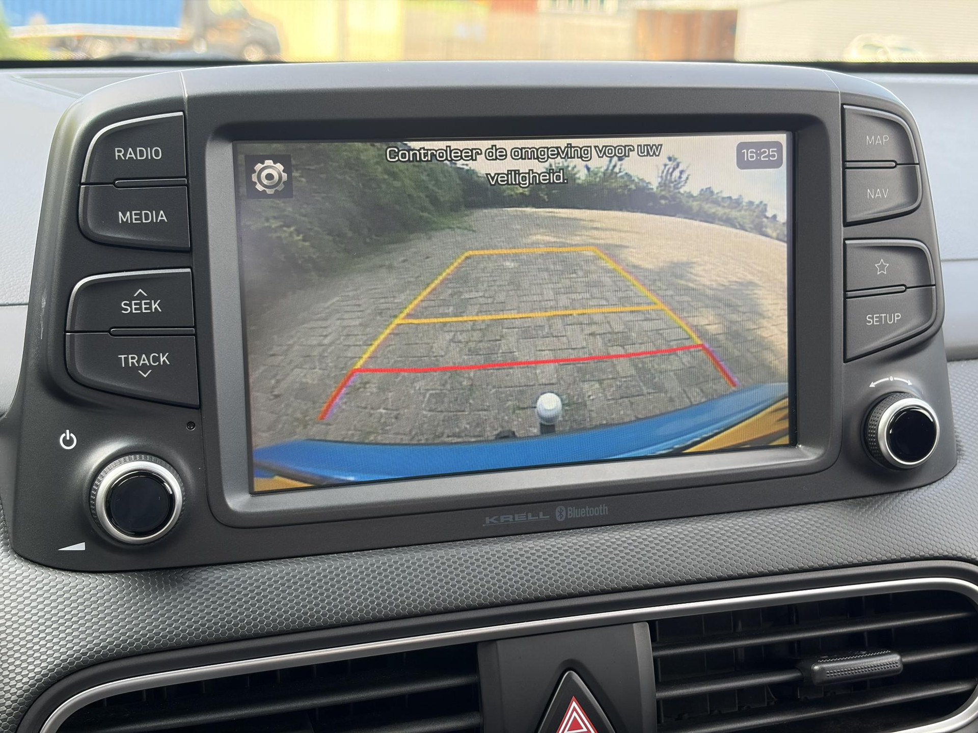 Hyundai Kona 1.0T Essence 2e Eigenaar,Trekhaak,Camera,Carplay,Navi,Clima,Cruise,6 Bak,N.A.P,120pk,Lm velgen,Rijstrooksensor,Pdc,Apk tot 03-2027