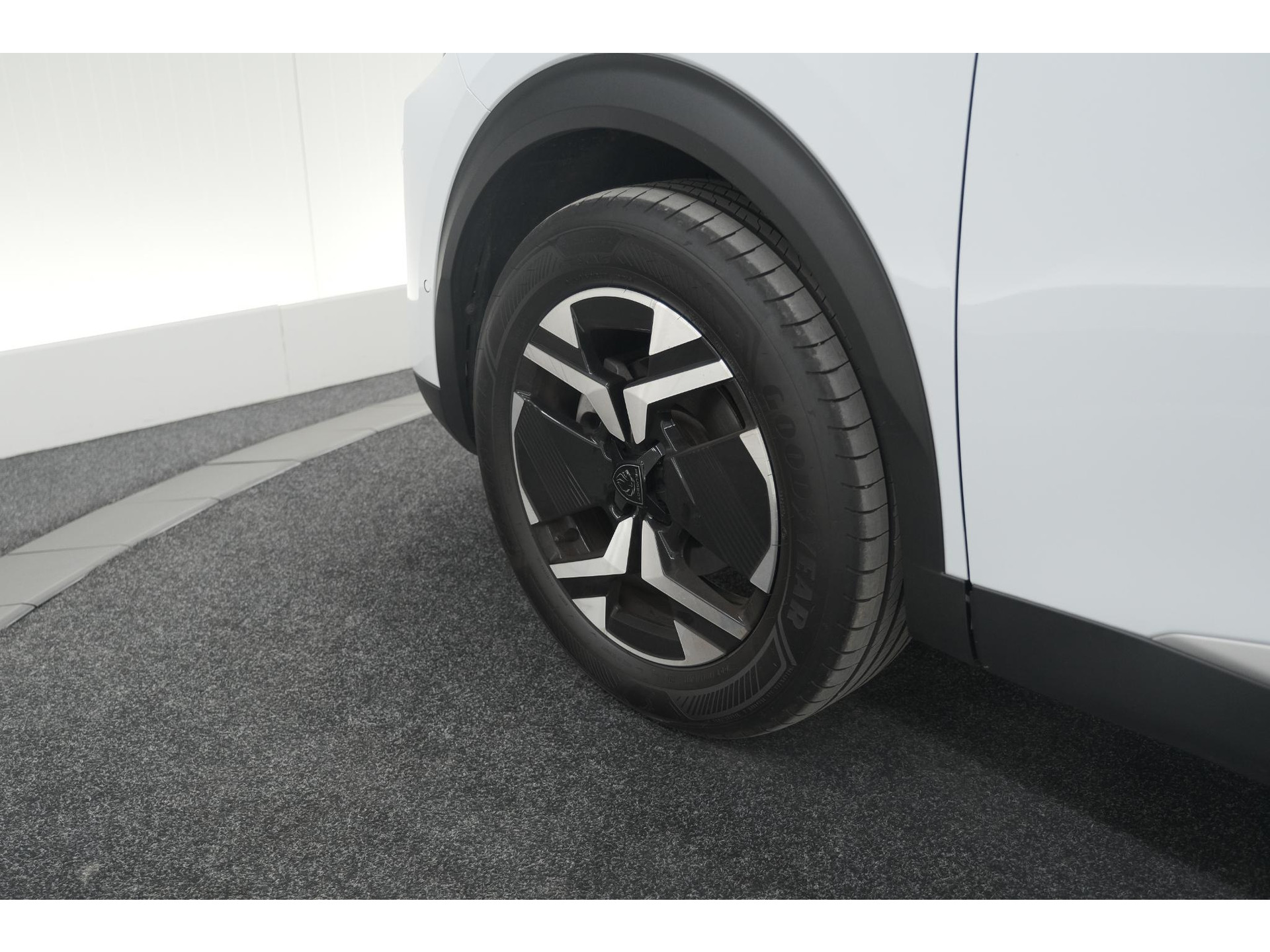 Peugeot 2008 PureTech 100 Allure | 360 Camera | Dodehoekdetectie | Navigatie | Apple Carplay