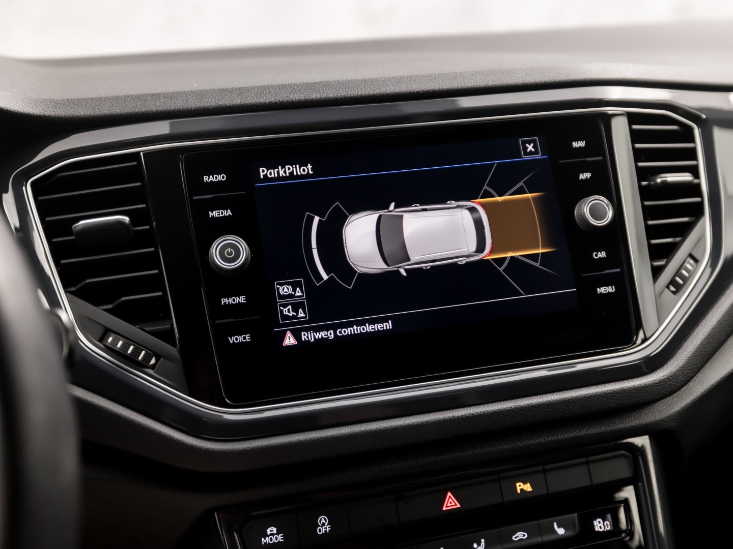 Volkswagen T-Roc 1.5 TSI Sport 150Pk (APPLE CARPLAY, GROOT NAVI, CLIMATE, STOELVERWARMING, ZWART HEMEL, LED KOPLAMPEN, SPORTSTOELEN, GETINT GLAS, ELEK ACHTERKLEP, ADAPTIVE CRUISE, NIEUWSTAAT)