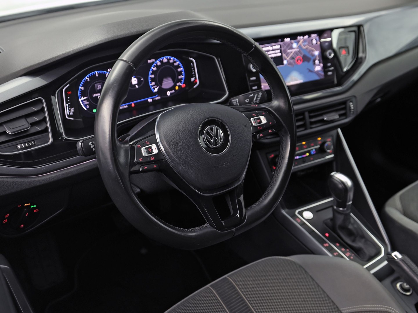 Volkswagen Polo 1.0 TSI Sportline Automaat (VIRTUAL COCKPIT, APPLE CARPLAY, GROOT NAVI, CLIMATE, CAMERA, STOELVERWARMING, SPORTSTOELEN, GETINT GLAS, KEYLESS START, ADAPTIVE CRUISE, NIEUWSTAAT)