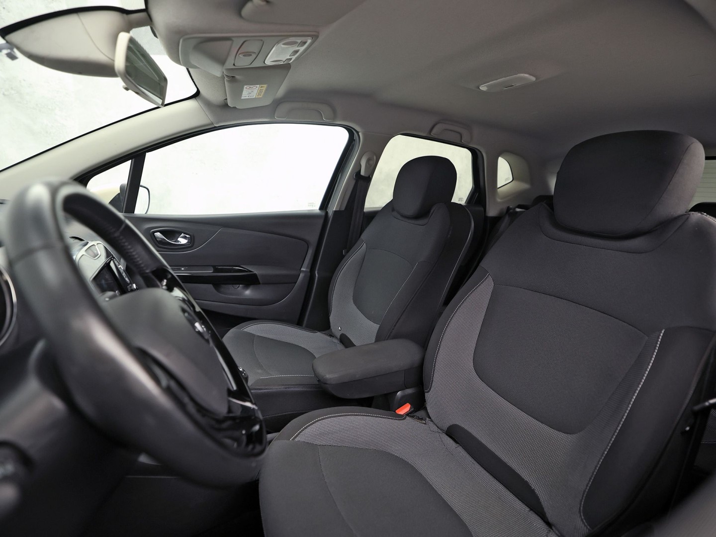 Renault Captur 0.9 TCe Dynamique Black Pack Automaat (NAP, NAVIGATIE, CLIMATE, GETINT GLAS, CAMERA, SPORTSTOELEN, CRUISE, ELEK PAKKET, NIEUWSTAAT)