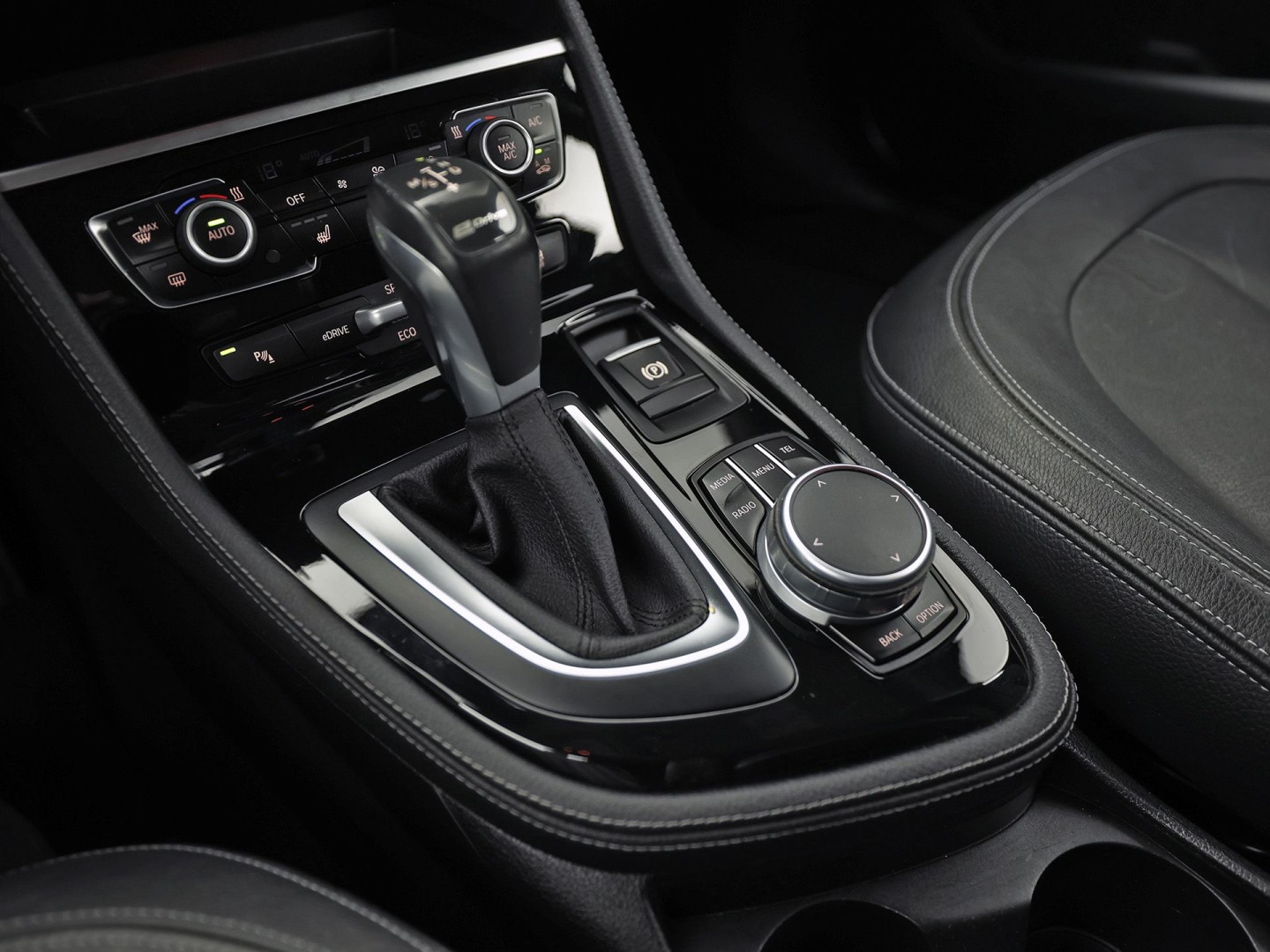BMW 2 Serie 225xe Sport High Executive xDrive 225Pk Automaat (GROOT NAVI, SOH 89,7%, HEAD-UP DISPLAY, LEDER, STOELVERWARMING, SPORTSTOELEN, PARKEERSENSOREN, NIEUWE APK, NIEUWSTAAT)