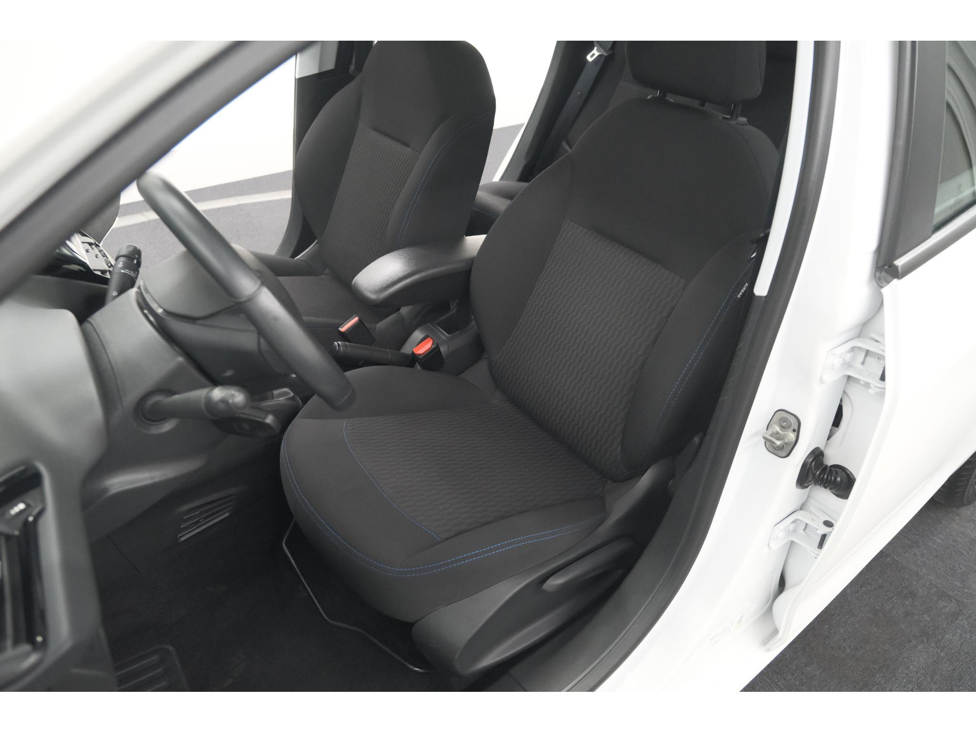 Peugeot 208 PureTech 82 Signature | Parkeersensoren | Apple Carplay | Pack Connect | Armsteun