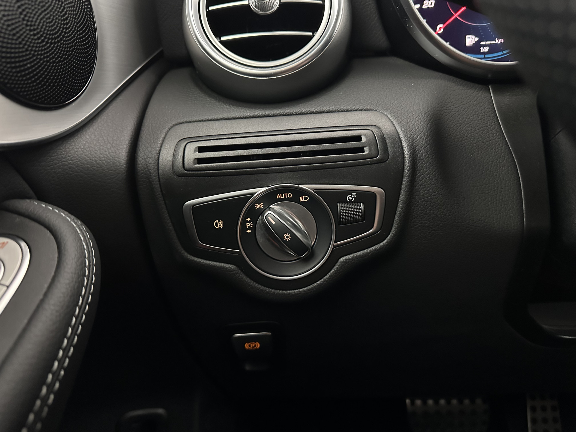 Mercedes-Benz GLC-klasse Coupé 300de 4MATIC Business Solution AMG (Plug-in) (INCL.BTW) *LEATHER-FABRIC | FULL-LED | CAMERA | HEATED-SPORTSEATS | NAVI-FULLMAP | PRIVACYGLASS | SHIFTPADDLES | DAB+ | ECC | PDC | CRUISE | 19''ALU*