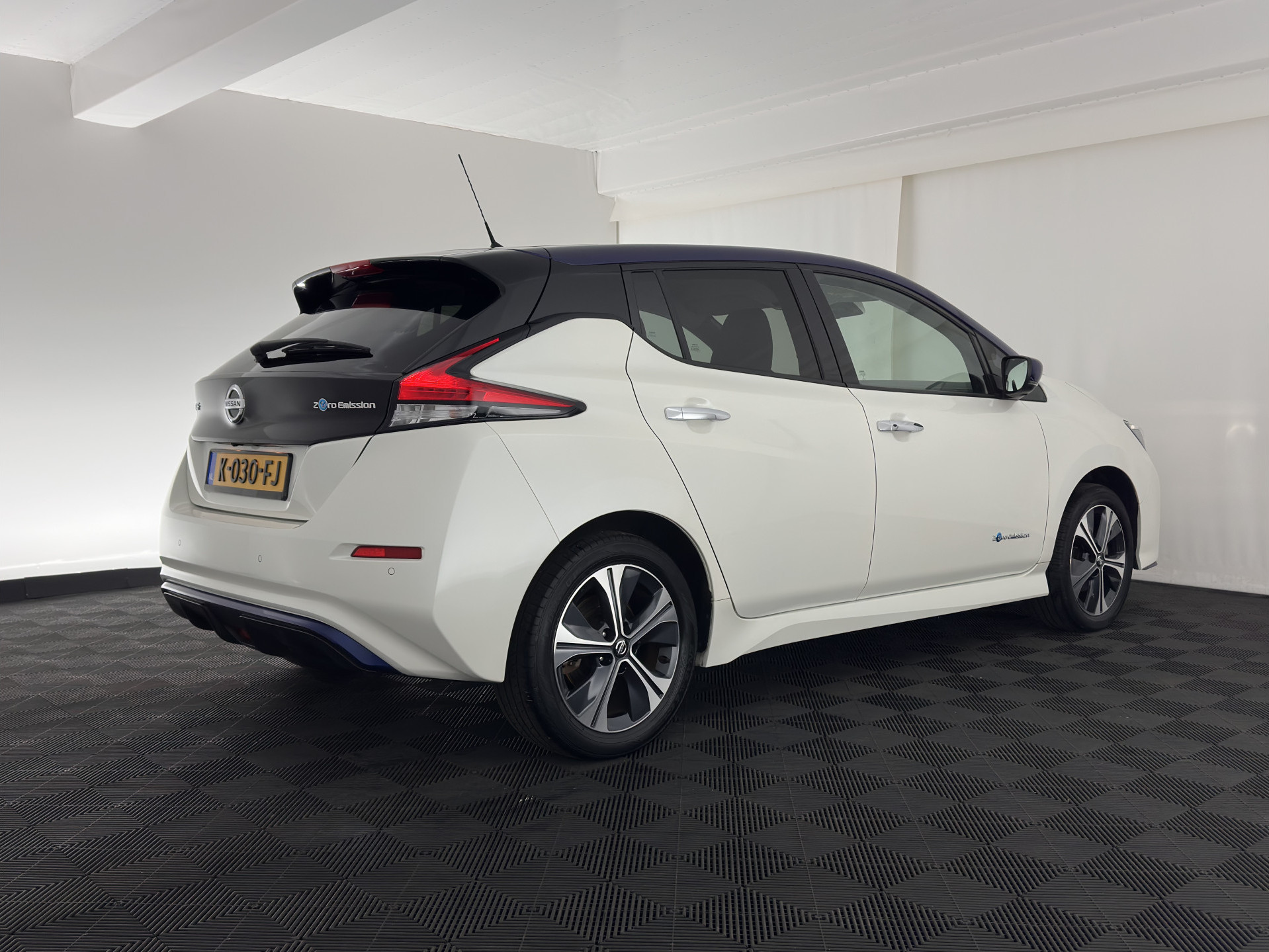Nissan LEAF e+ Tekna 62 kWh {SOH-95%} (INCL-BTW) *Aut.*LEATHER-MICROFIBRE | FULL-LED | ADAPTIVE-CRUISE | BOSE-AUDIO | TOP-VIEW | DAB | KEYLESS | NAVI-FULLMAP | DAB | HEATED-COMFORTSEATS | BLIND-SPOT | PRIVACY-GLASS | 17''ALU*