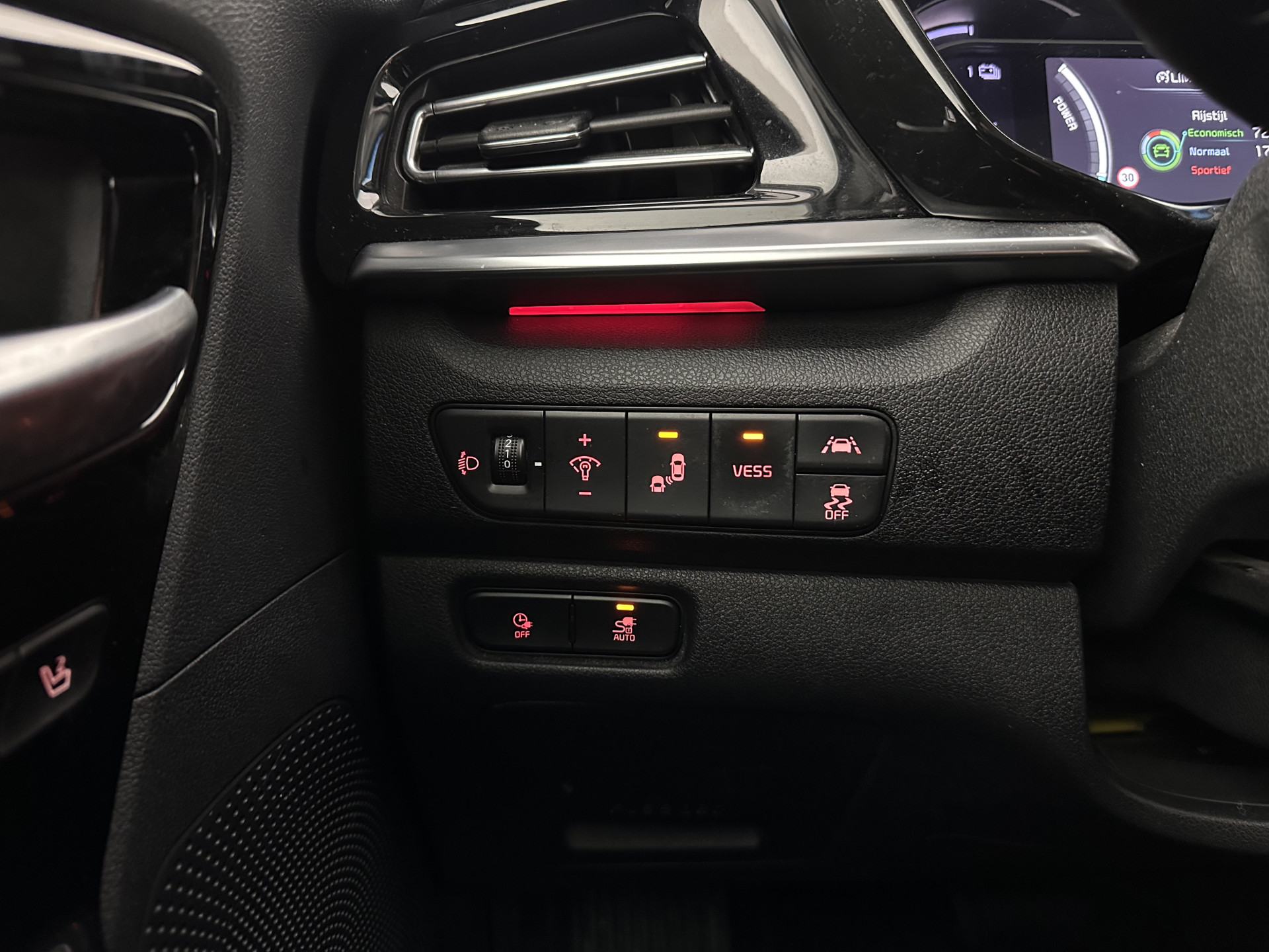 Kia e-Niro ExecutiveLine 64 kWh [ 3-Fase ] {SOH-100%} (INCL-BTW) Aut.*HEATPUMP | LEATHER | FULL-LED | NAVI-FULLMAP | ADAPTIVE-CRUISE | CAMERA | MEMORY-PACK | LANE-ASSIST | HEATED-COMFORTSEATS | SHIFTPADDLES | KEYLESS | DIGI-COCKPIT | PRIVACYGLAS