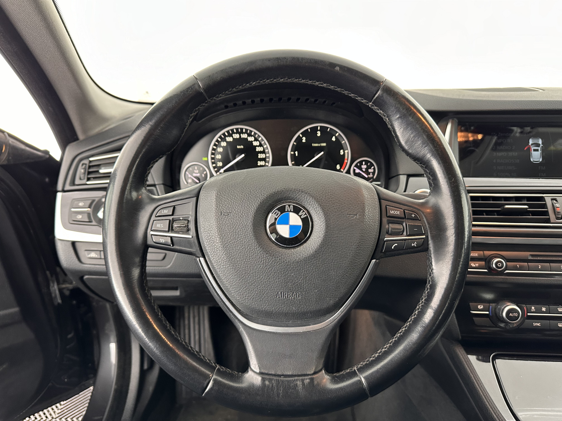 BMW 5-serie Touring 518d Executive Aut. *NAVI-FULLMAP | BI-XENON | CARPLAY |  LANE-ASSIST | TOWBAR | ECC | PDC | CRUISE | COMFORT-SEATS | AMBIENT-LIGHT | 17''ALU*