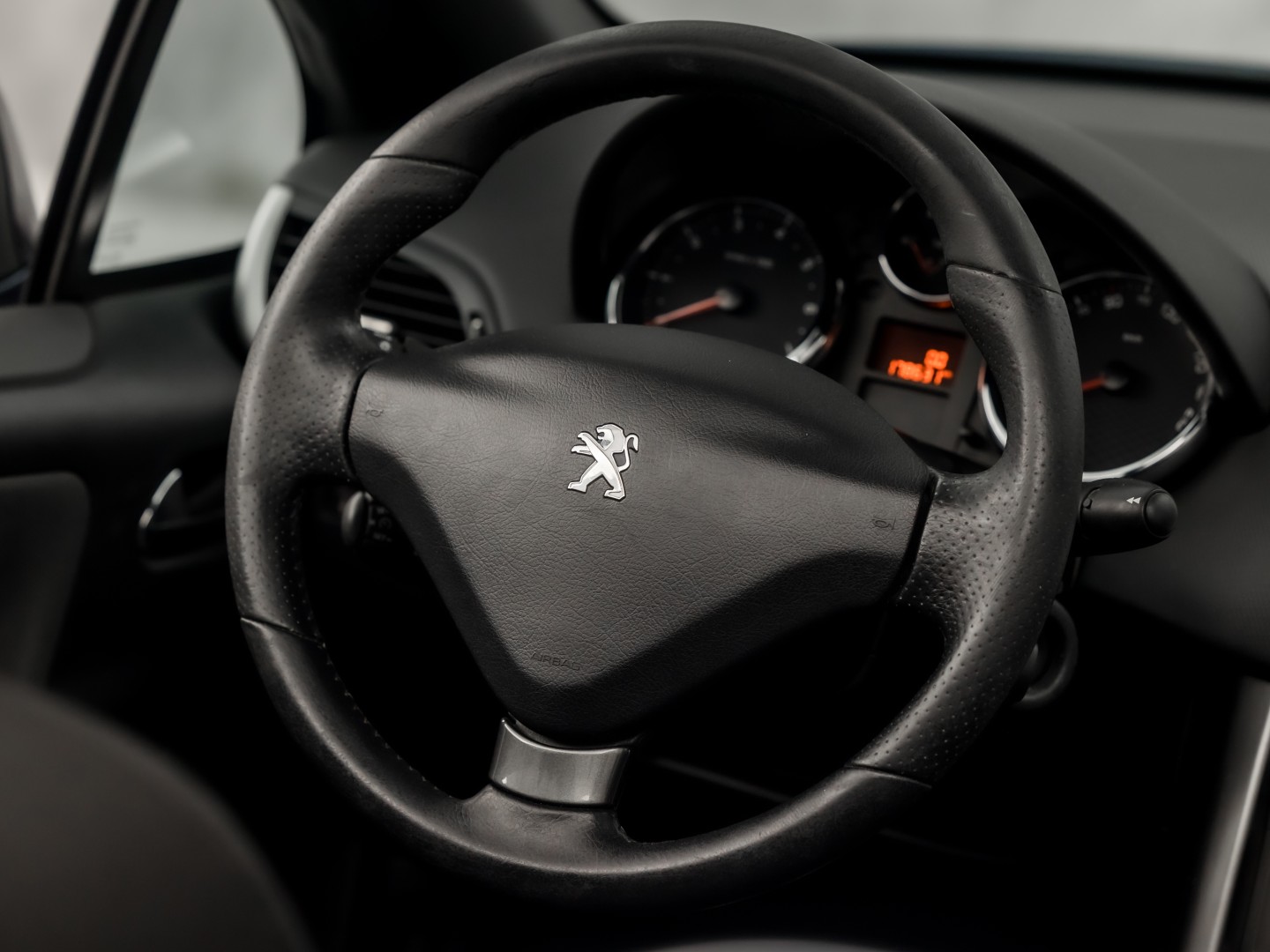 Peugeot 207 CC 1.6 VTi Sport (CLIMATE, TREKHAAK, CRUISE, SPORTSTOELEN, ELEKTRISCHE KAP, PARKEERSENSOREN, ELEK PAKKET, NIEUWSTAAT)