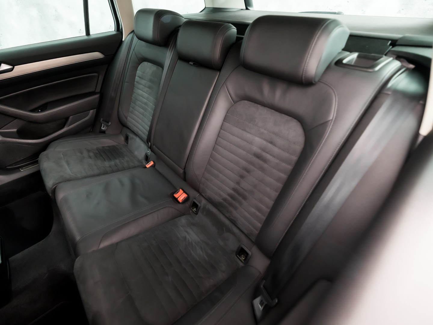 Volkswagen Passat Variant 1.4 TSI ACT Highline R 150Pk Automaat (VIRTUAL COCKPIT, APPLE CARPLAY, BLACK PACK, CAMERA, STOELVERWARMING, LEDER/ALCANTARA, GETINT GLAS, KEYLESS, ADAPTIVE CRUISE, NIEUWSTAAT)