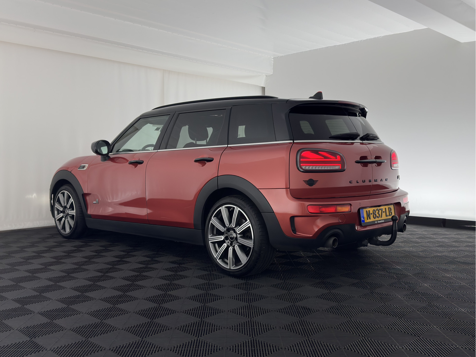MINI Mini Clubman 2.0 Cooper S ALL4  Premier Plus JCW (INCL-BTW) Aut * PANO | LEATHER | FULL-LED | HEATED-SPORTSEATS | DIGI-COCKPIT | AMBIENT-LIGHT | PRIVACY-GLASS | HEAD-UP | PDC | CAMERA | DAB  | KEYLESS | TOWBAR | 18"ALU*
