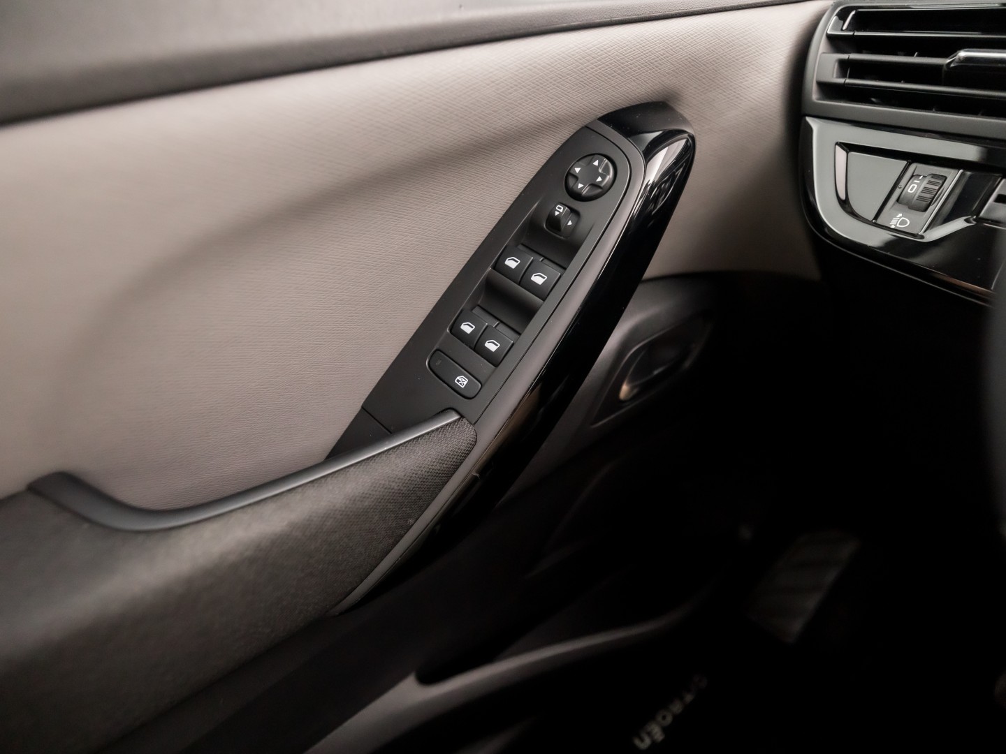 Citroën Grand C4 Picasso 1.2 PureTech Sport 7 Persoons Automaat (APPLE CARPLAY, GROOT NAVI, GETINT GLAS, TREKHAAK, SPORTSTOELEN, CAMERA, CRUISE, NIEUWE APK, NIEUWSTAAT)