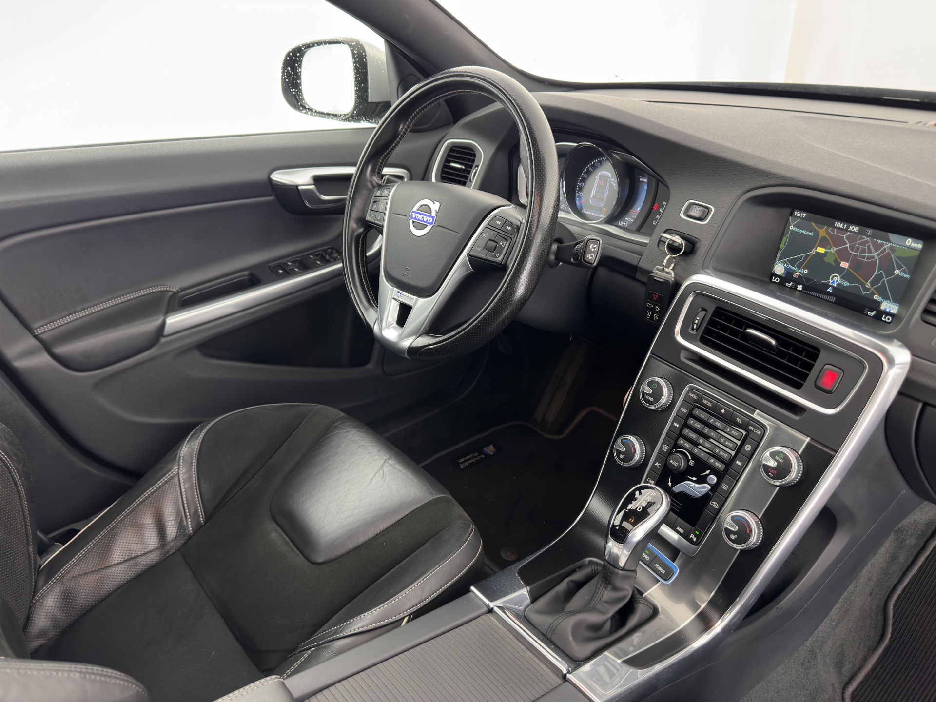 Volvo V60 2.4 D6 Twin Engine R-Design Aut. *PANO | LEATHER-ALCANTARA | BI-XENON | MEMORY-PACK | HEATED-COMFORTSEATS | NAVI-FULLMAP | CAMERA | PRIVACY-GLASS | ECC | PDC | CRUISE | 18''ALU*