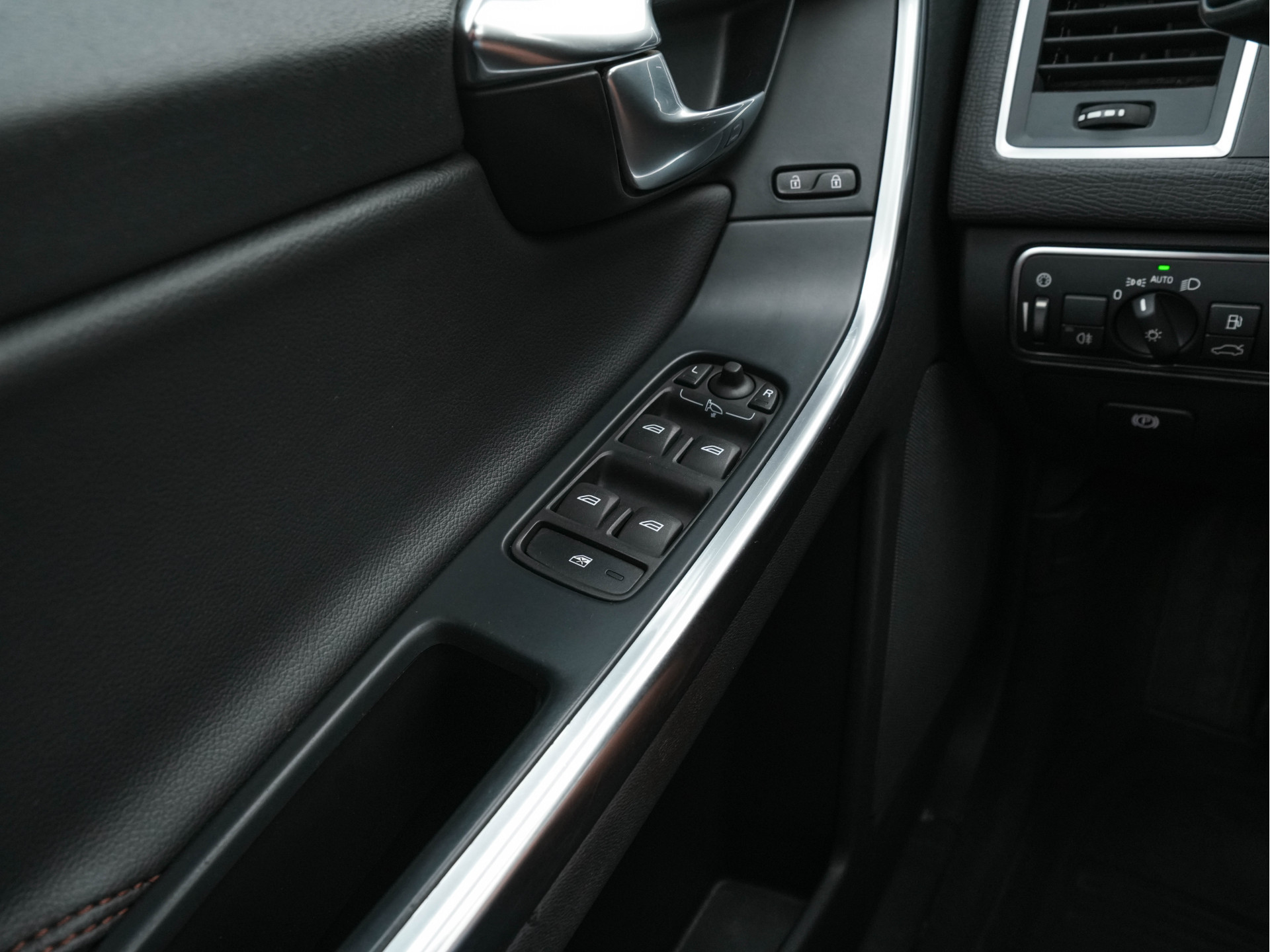 Volvo XC60 2.0 D4 FWD Ocean Race *NAVI-FULLMAP | FULL-LEATHER | MEMORY-PACK | TOWBAR | ECC | PDC | CRUISE | COMFORT-SEATS | 19"ALU*