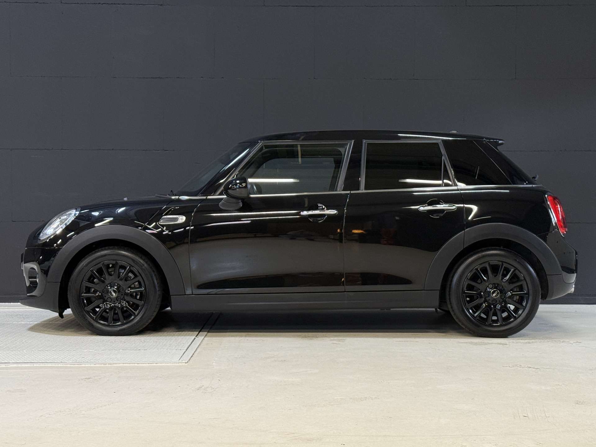 MINI 5-Deurs 1.5 Cooper Chili Serious Business | Stoelverwarming | Sportstoelen | Clima | Cruise