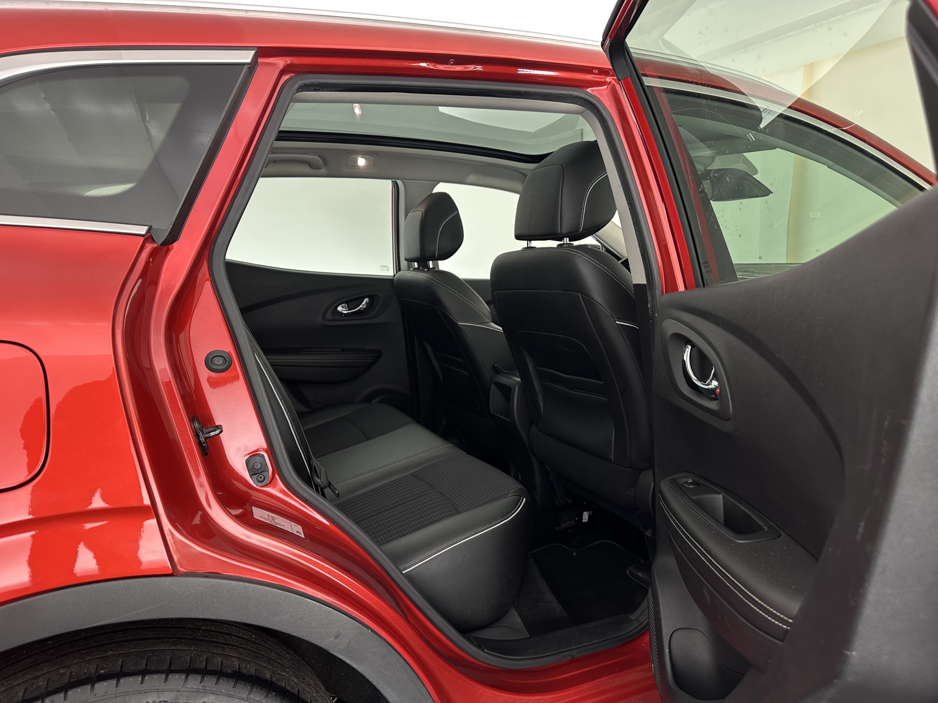 Renault Kadjar 1.5 dCi Bose Aut. *PANO | LEATHER-FABRIC | FULL-LED | BOSE-SOUND | BLINDSPOT | HEATED-COMFORTSEATS | KEYLESS | CAMERA | NAVI-FULLMAP | ECC | PDC | CRUISE | DAB | PRIVACY-GLASS | 19''ALU | TOWBAR*