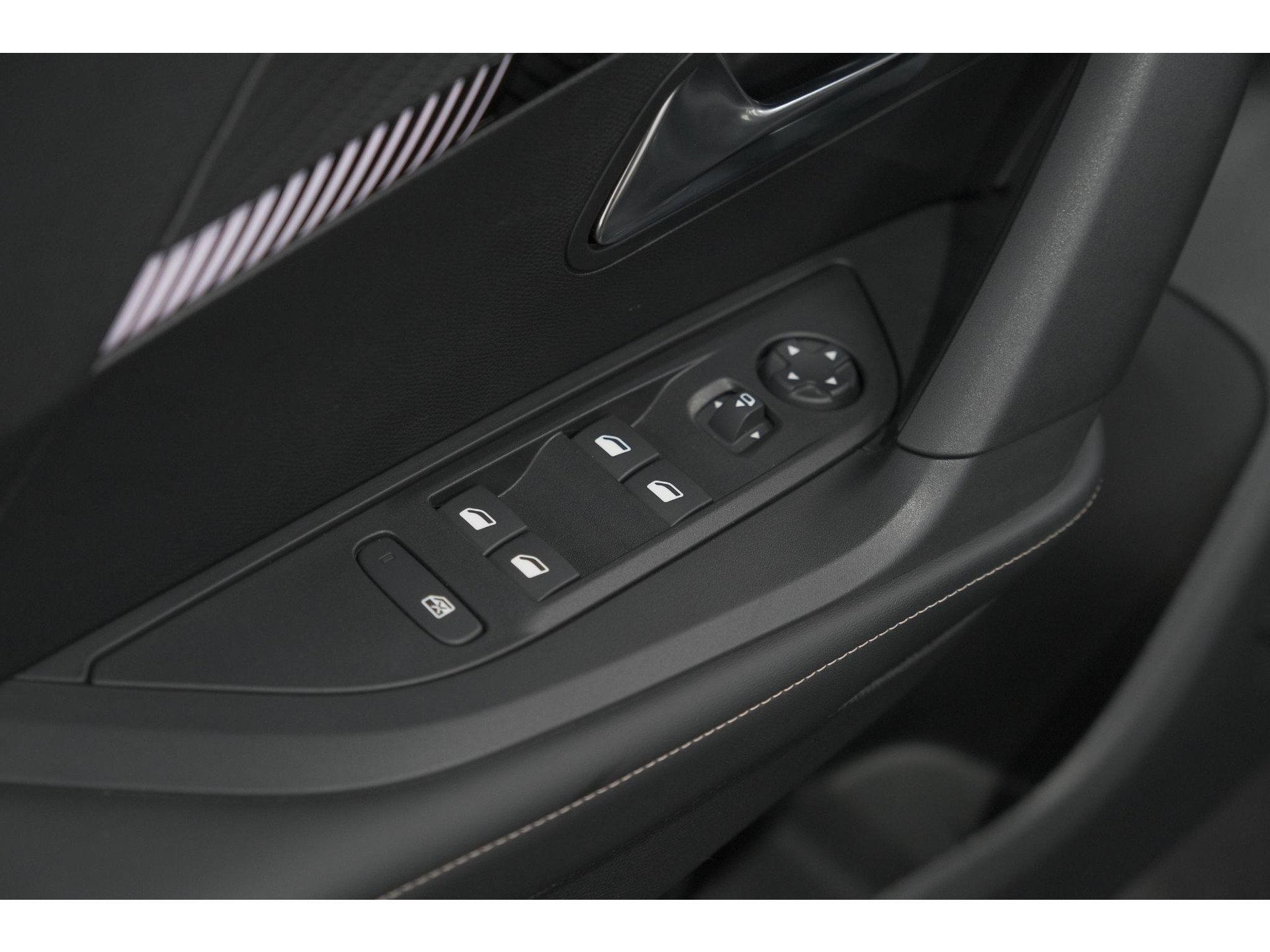 Peugeot 2008 1.2 Hybrid 145 Allure | 360 Camera | Adaptieve Cruise Control | Navigatie | Dodehoekdetectie