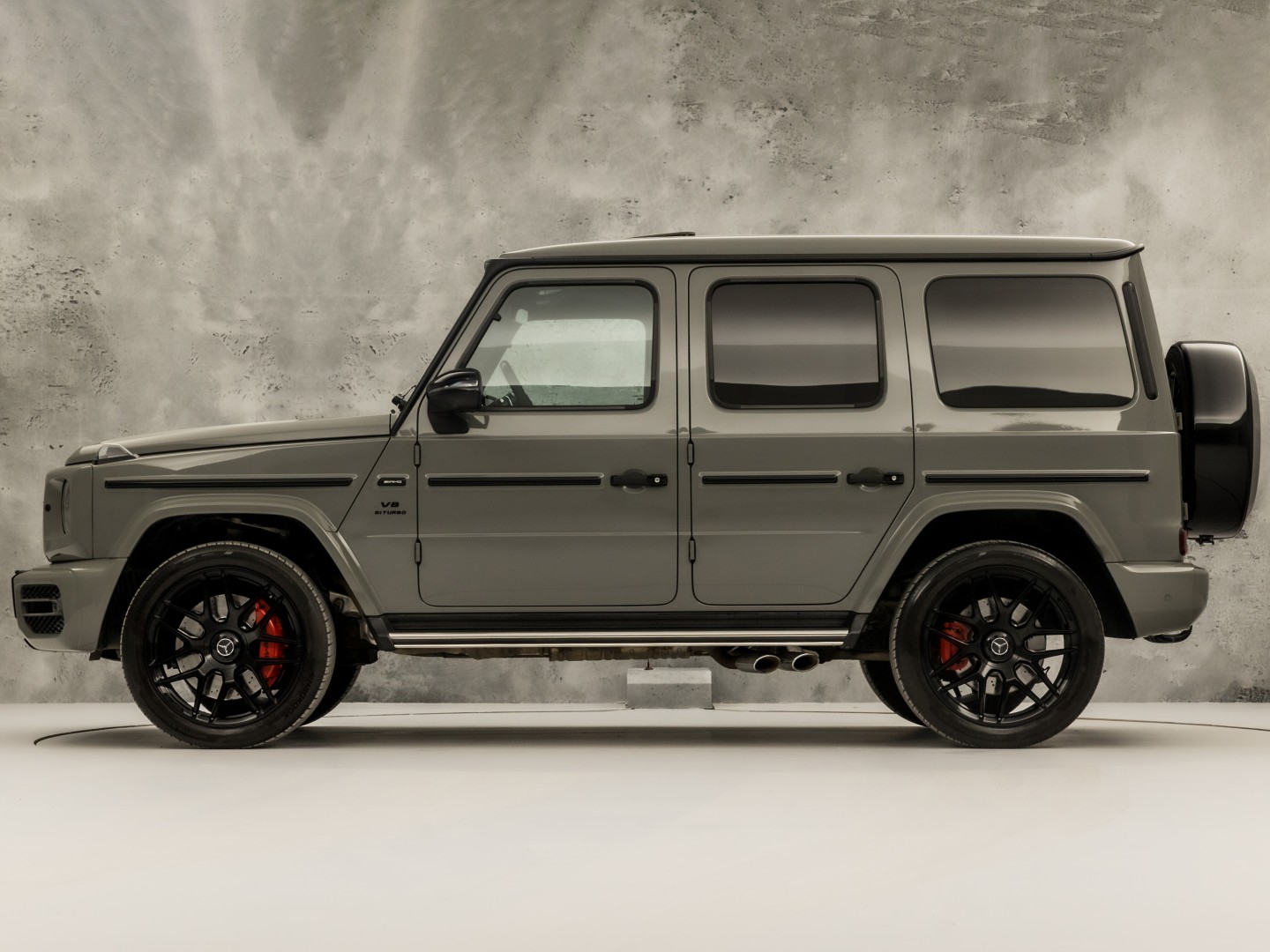 Mercedes-Benz G-Klasse 63 AMG 585Pk (SCHUIFDAK, CARBON PACK, ALCANTARA HEMEL, APPLE CARPLAY, BURMESTER, MASSAGE, STOELKOELING/VERWARMING, ADAPTIVE CRUISE, 360 CAMERA, SFEERVERLICHTING, TREKHAAK, NIEUWSTAAT)
