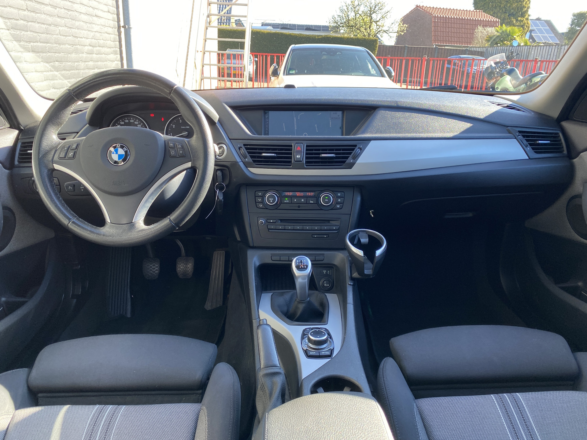 BMW X1 sDrive18i Executive AUT. | navigatie | panoramadak | sportstoelen | xenon verlichting | lichtmetalen velgen 18 inch