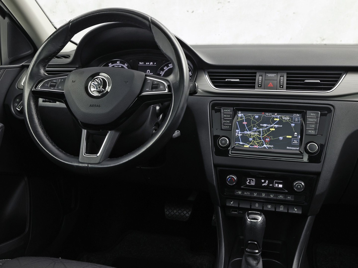 Škoda Rapid Spaceback 1.0 TSI Sport Automaat (PANORAMADAK, NAVIGATIE, CLIMATE, STOELVERWARMING, SPORTSTOELEN, GETINT GLAS, CRUISE, PARKEERSENSOREN, NIEUWSTAAT)