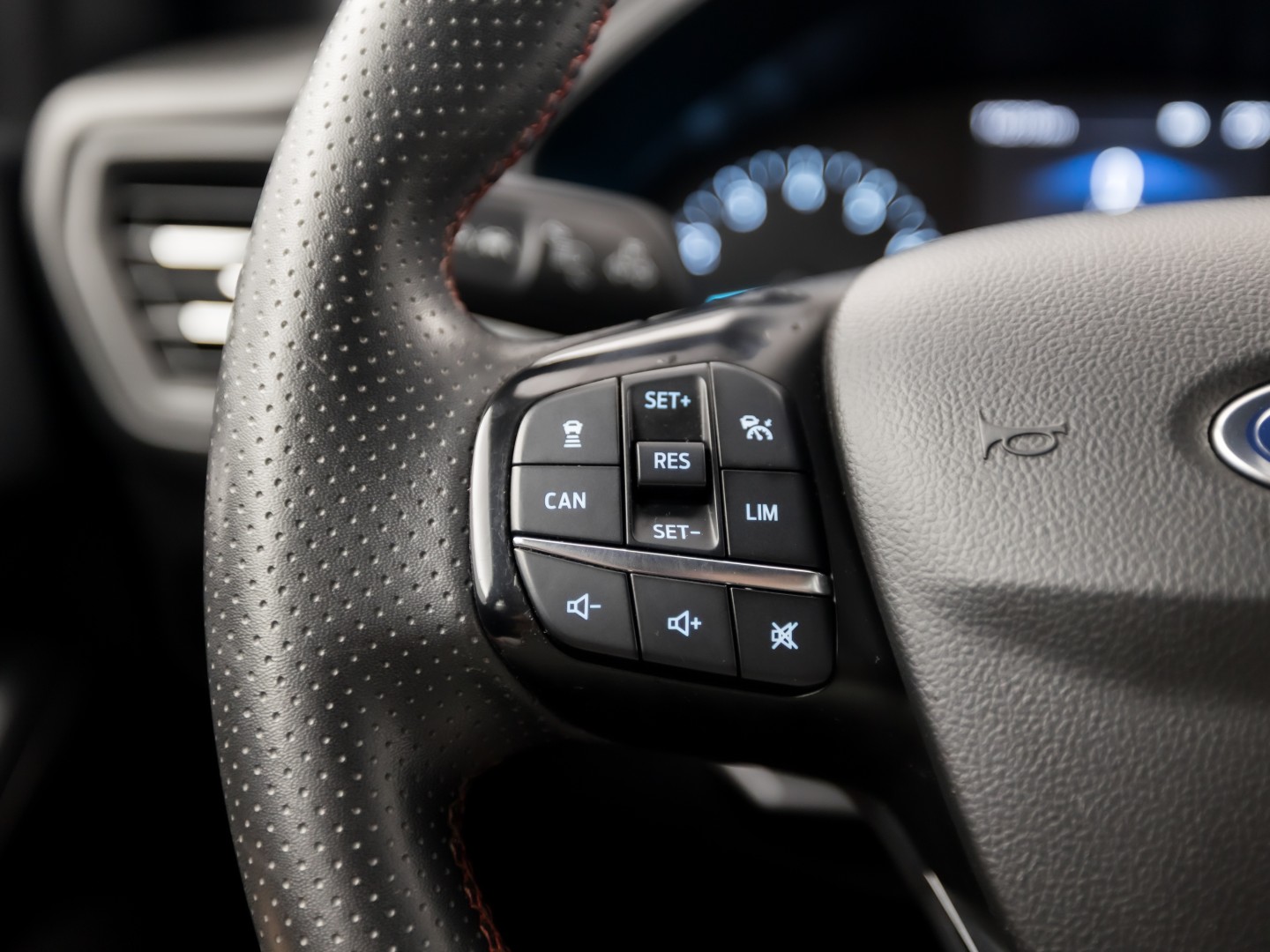 Ford Focus Wagon 1.0 EcoBoost ST Line Sport 125PK (APPLE CARPLAY, GROOT NAVI, STUUR/STOELVERWARMING, GETINT GLAS, CAMERA, ADAPTIVE CRUISE, SPORTSTOELEN, KEYLESS, LANE ASSIST, NIEUWSTAAT)