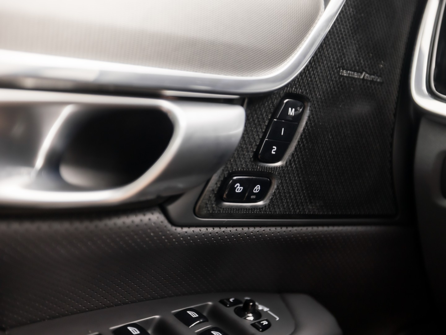 Volvo V90 2.0 T6 Plug-in hybrid AWD Ultimate Dark 350Pk Automaat (PANORAMADAK, HARMAN/KARDON, LUCHTVERING, MEMORY SEATS, 360 CAMERA, HEAD-UP DISPLAY, STUUR/STOELVERWARMING, ZWART HEMEL, NIEUWSTAAT)