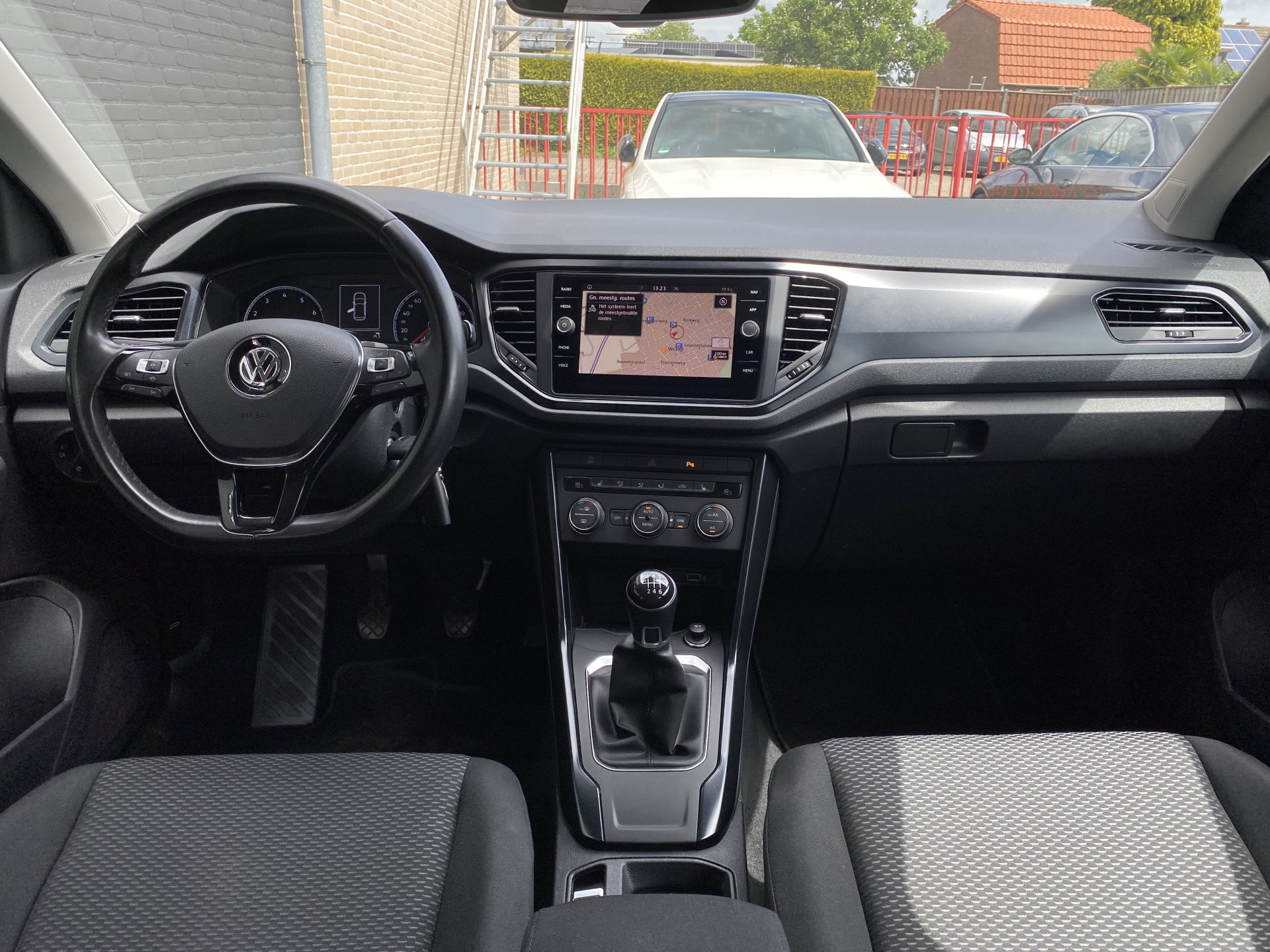 Volkswagen T-Roc 1.0 TSI Style 116 pk | adaptieve cruise control | navigatie | parkeersensoren | all season banden | climate control
