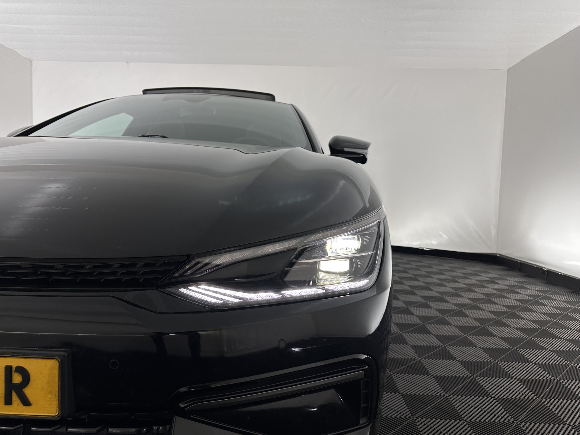 Kia EV6 GT-Line 77.4 kWh [ 3-Fase-11kW ] (SOH-100%) (INCL-BTW) Aut. *HEATPUMP | PANO | HEAD-UP | LEATHER-ALCANTARA | ADAPTIVE-CRUISE | DIGI-COCKPIT | MERIDIAN-AUDIO | MEMORYPACK | FULL-LED | KEYLESS | TOPVIEW | DAB | BLINDSPOT | NAVI-FULLMAP |