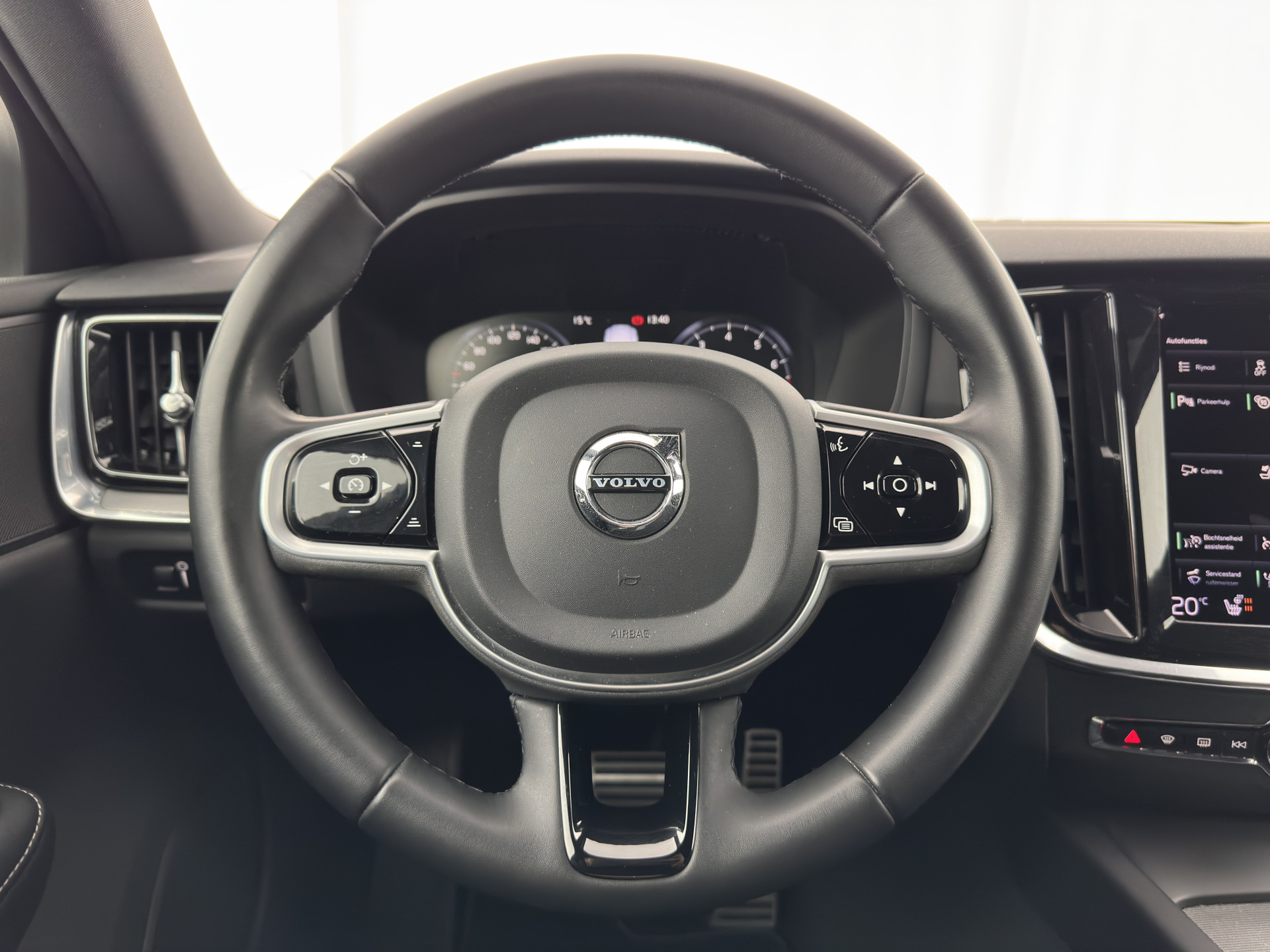 Volvo V60 2.0 B3 R-Design (INCL-BTW) *LEATHER-FABRIC | DIGI-COCKPIT | FULL-LED | MEMORY-PACK | HEATED-SPORTSEATS | LANE-ASSIST | NAVI-FULLMAP | CAMERA | DAB+ | PRIVACY-GLASS | ECC | PDC | TOWBAR | 19''ALU*