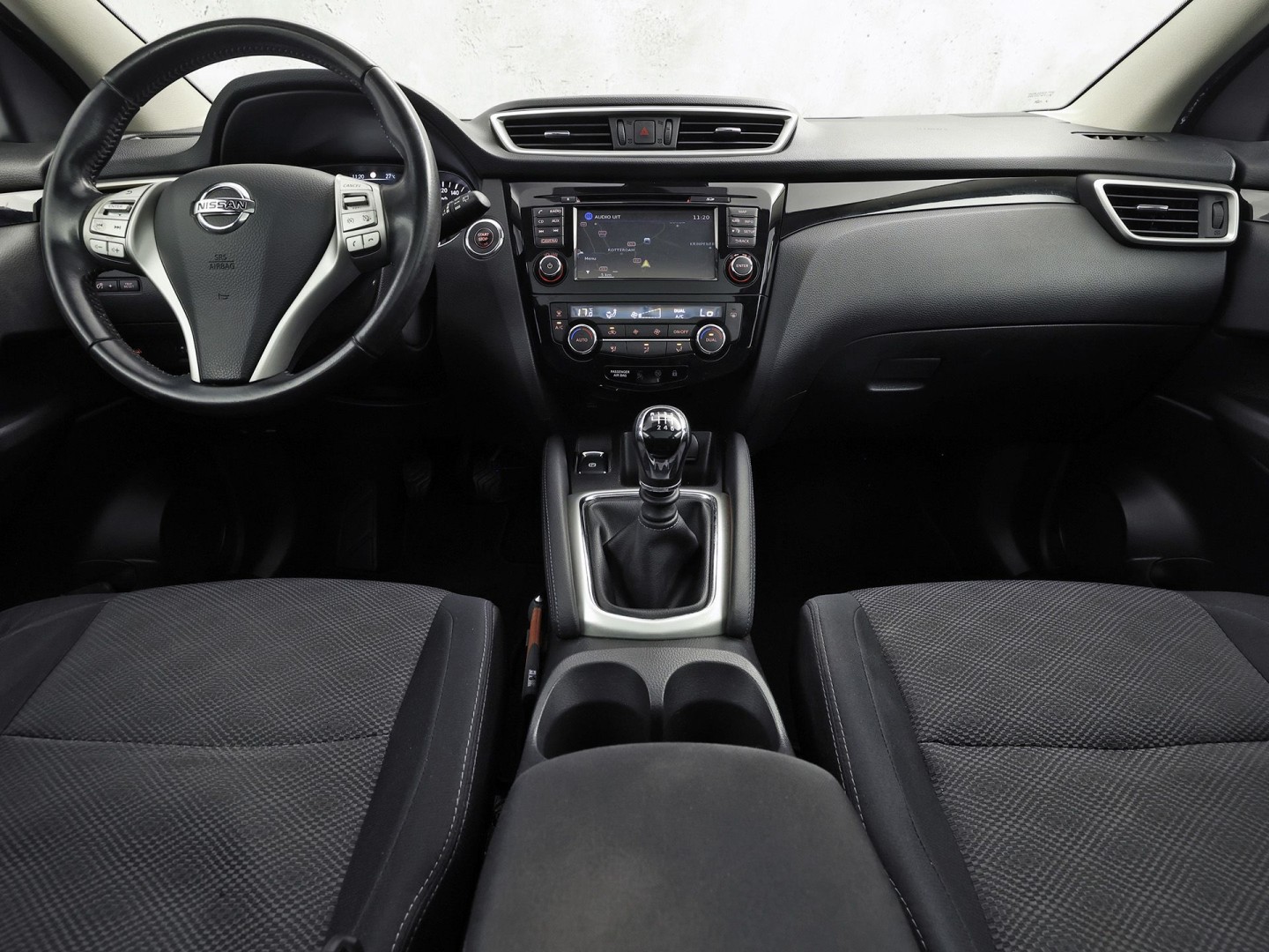 Nissan Qashqai 1.2 N-Connecta Sport (PANORAMADAK, NAVIGATIE, 360 CAMERA, SPORTSTOELEN, GETINT GLAS, TREKHAAK, CRUISE, NIEUWSTAAT)
