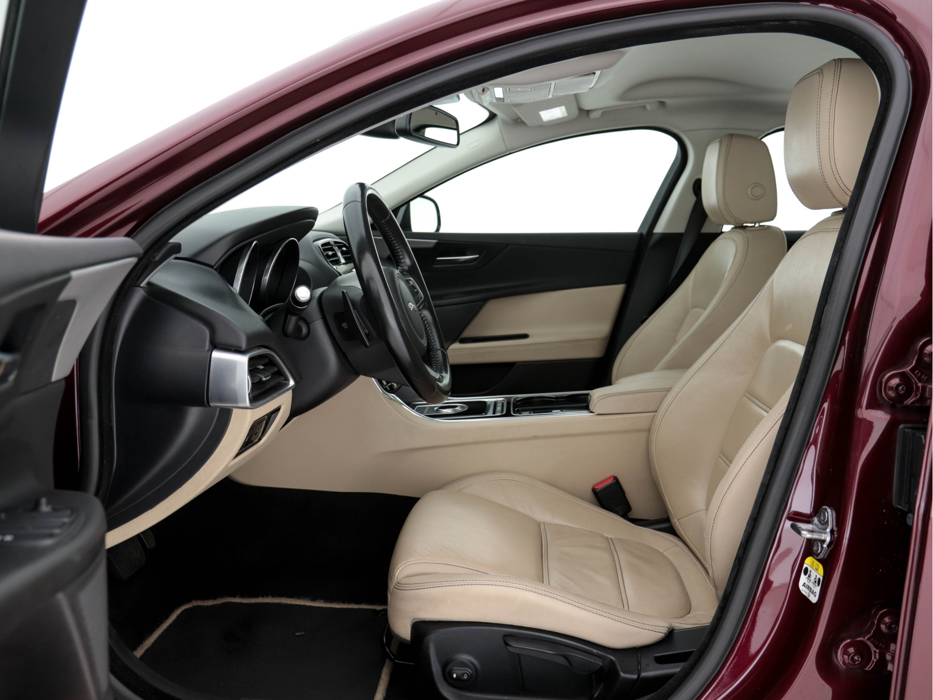 Jaguar XE 2.0 D Portfolio (INCL-BTW) Aut. *LEATHER | NAVI-FULLMAP | BI-XENON | CAMERA | ECC | COMFORT-SEATS | SHIFT-PADDLES | PDC | JAGUAR-AUDIO | CRUISE | LANE-ASSIST | TOWBAR | 18"ALU*