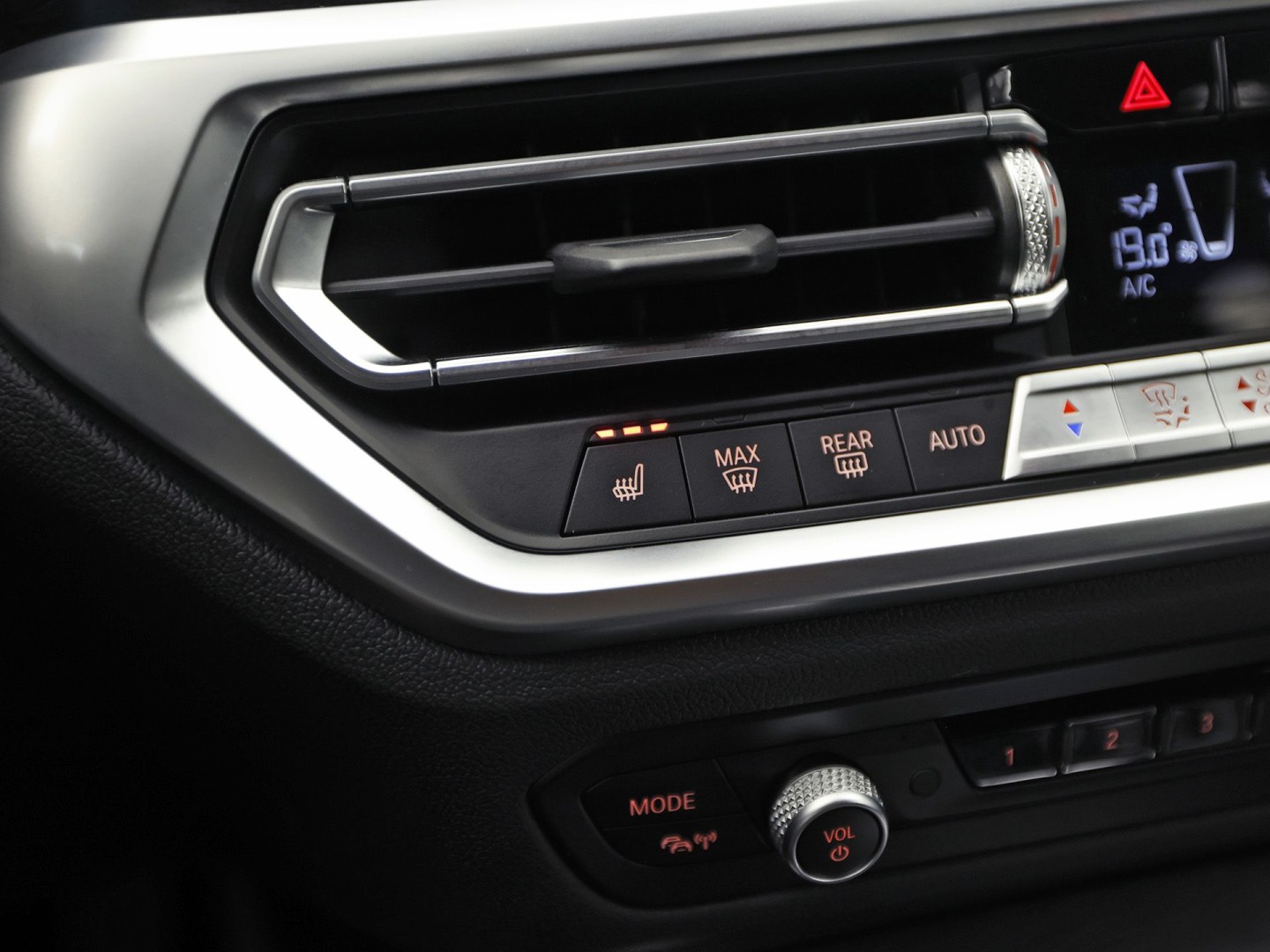 BMW 3-serie Touring 320e High Executive 204Pk Automaat (APPLE CARPLAY, M STUUR, GROOT NAVI, STOELVERWARMING, CAMERA, LEDER, SPORTSTOELEN, GETINT GLAS, ZWART HEMEL, NIEUWE APK, NIEUWSTAAT)