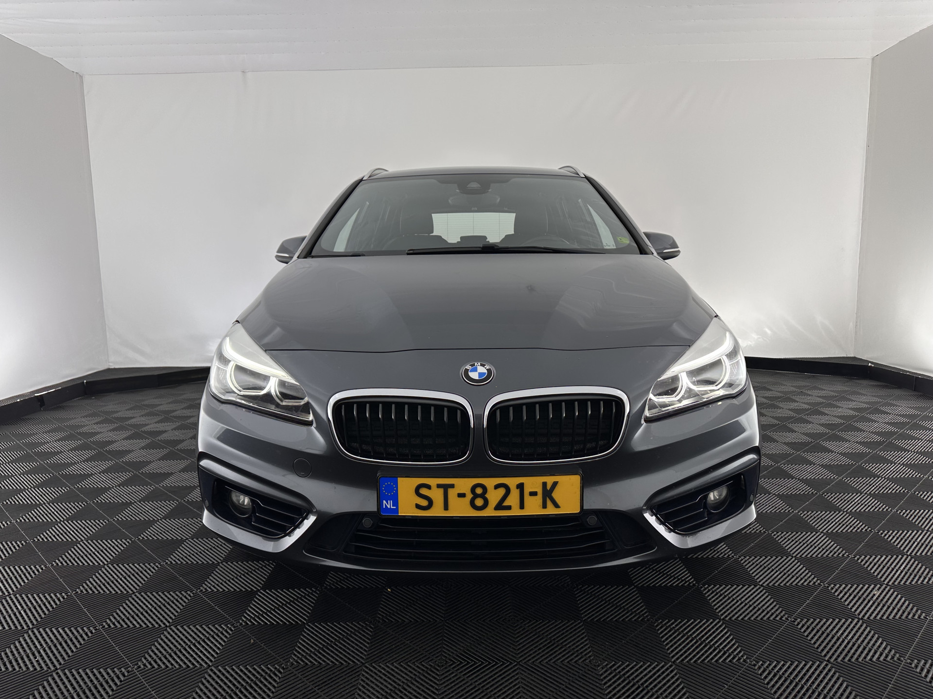 BMW 2-serie Active Tourer 216d Sportline Corporate Lease High Executive Aut. *LEATHER | FULL-LED | HEATED-SPORTSEATS | NAVI-FULLMAP | ECC | HEAD-UP | PDC | CRUISE | 18''ALU*