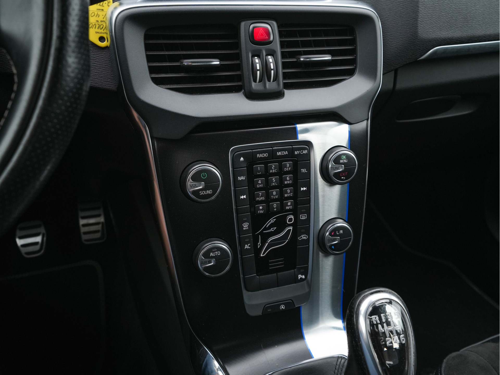 Volvo V40 1.6 T3 R-Design *NAVI-FULLMAP | LEATHER-ALCANTARA | ECC | PDC | CRUISE | SPORT-SEATS | TOWBAR | 17''ALU*