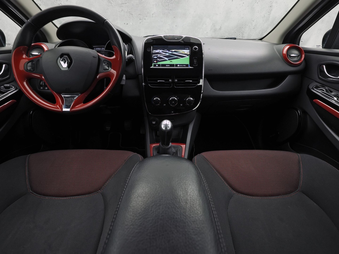Renault Clio 0.9 TCe Dynamic Sport (NAVIGATIE, CRUISE, LM VELGEN, SPORTSTOELEN, NIEUWE APK, NIEUWSTAAT)