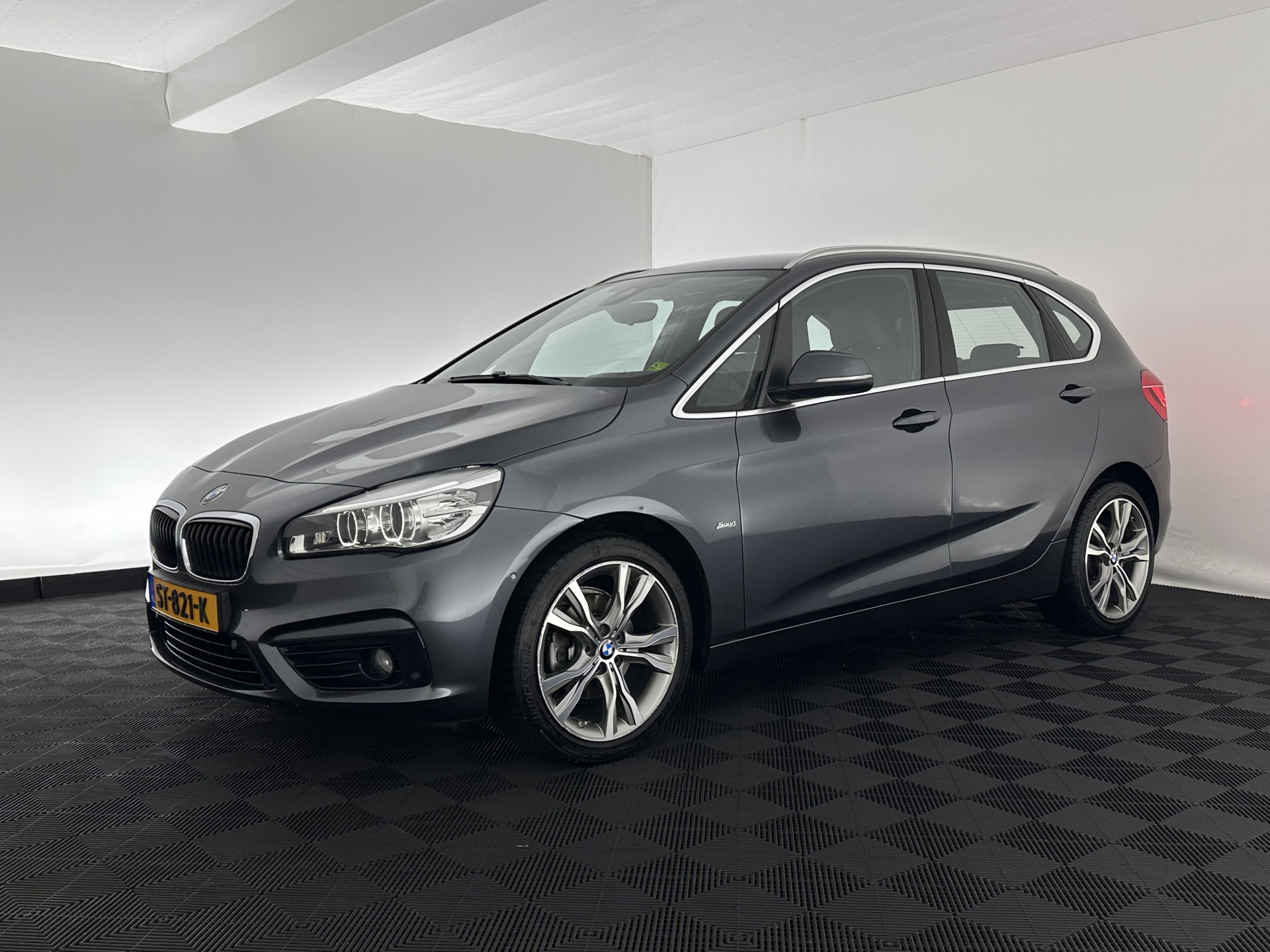 BMW 2-serie Active Tourer 216d Sportline Corporate Lease High Executive Aut. *LEATHER | FULL-LED | HEATED-SPORTSEATS | NAVI-FULLMAP | ECC | HEAD-UP | PDC | CRUISE | 18''ALU*