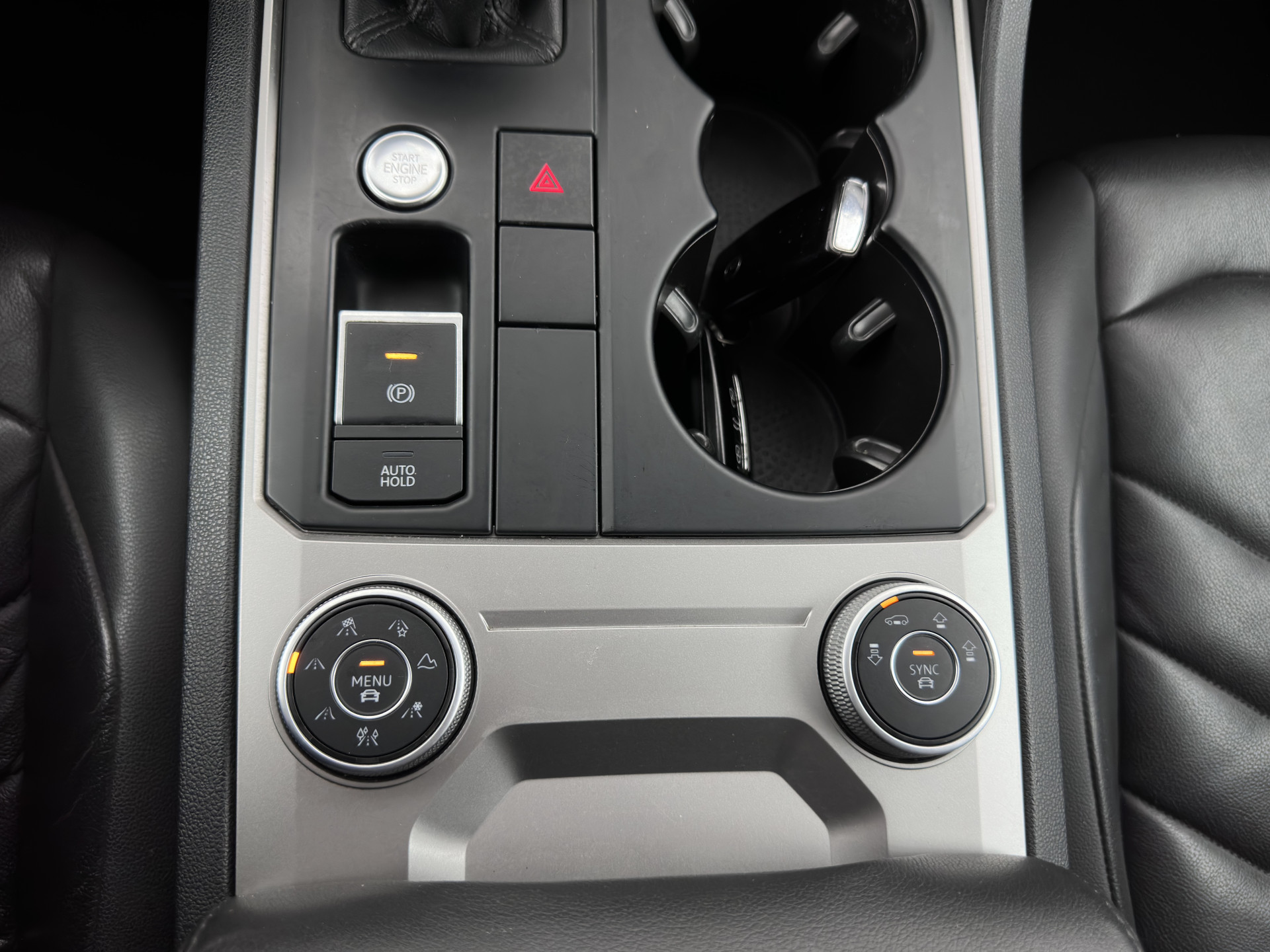 Volkswagen Touareg 3.0 TDI R-Line (INCL-BTW) Aut. *LUXURY-LEATHER | FULL-LED | BLIND-SPOT | HEATED-COMFORTSEATS | AIR-SUSPENSION | KEYLESS | CAMERA | NAVI-FULLMAP | PRIVACY-GLASS | ADAPTIVE-CRUISE |  SHIFT-PADDLES | TOWBAR*