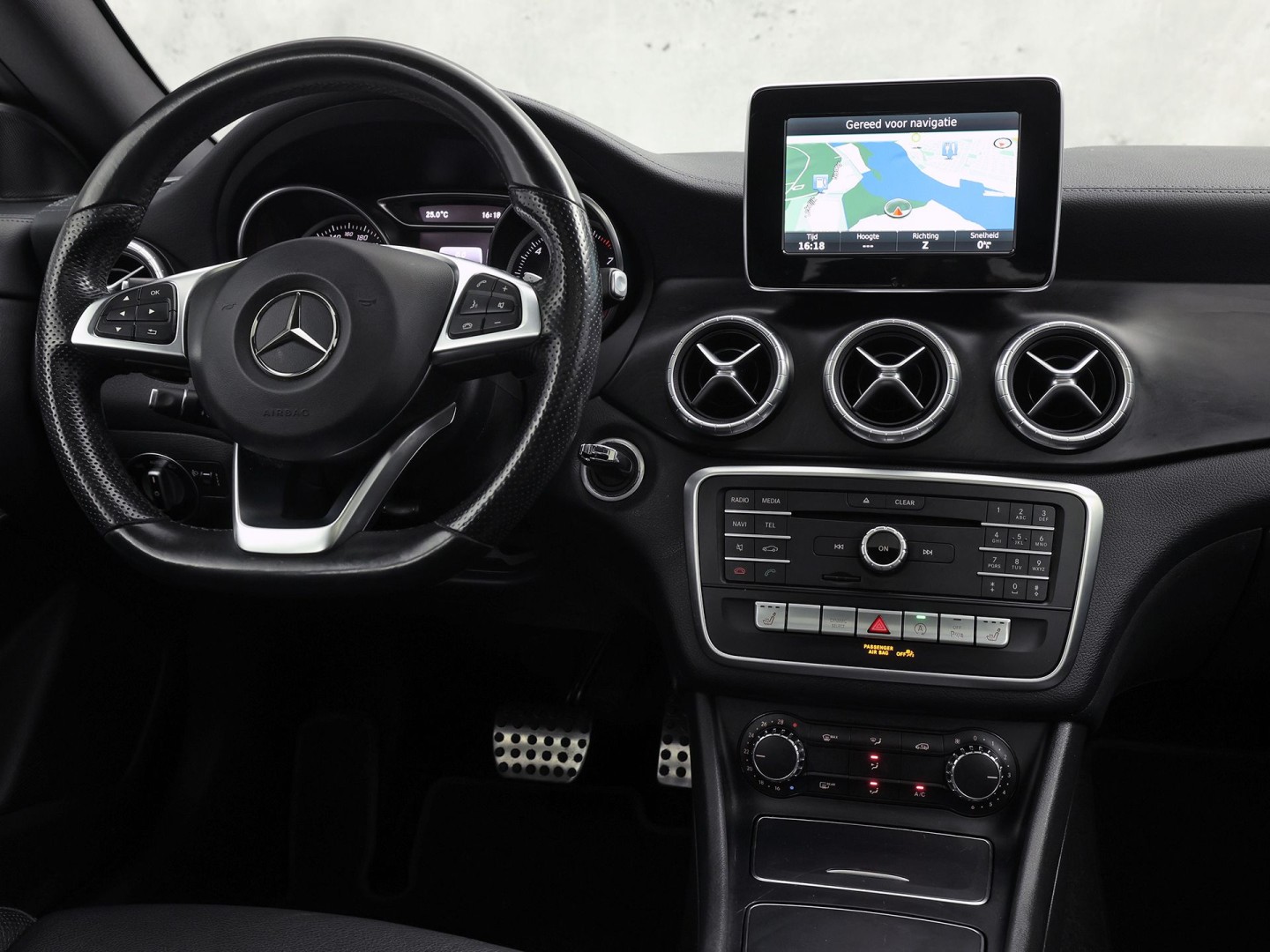 Mercedes-Benz CLA-Klasse 200 AMG Sport 156Pk Automaat (PANORAMADAK, GROOT NAVI, LEDER, STOELVERWARMING, SPORTSTOELEN, PARKEERSENSOREN, CRUISE, NIEUWSTAAT)