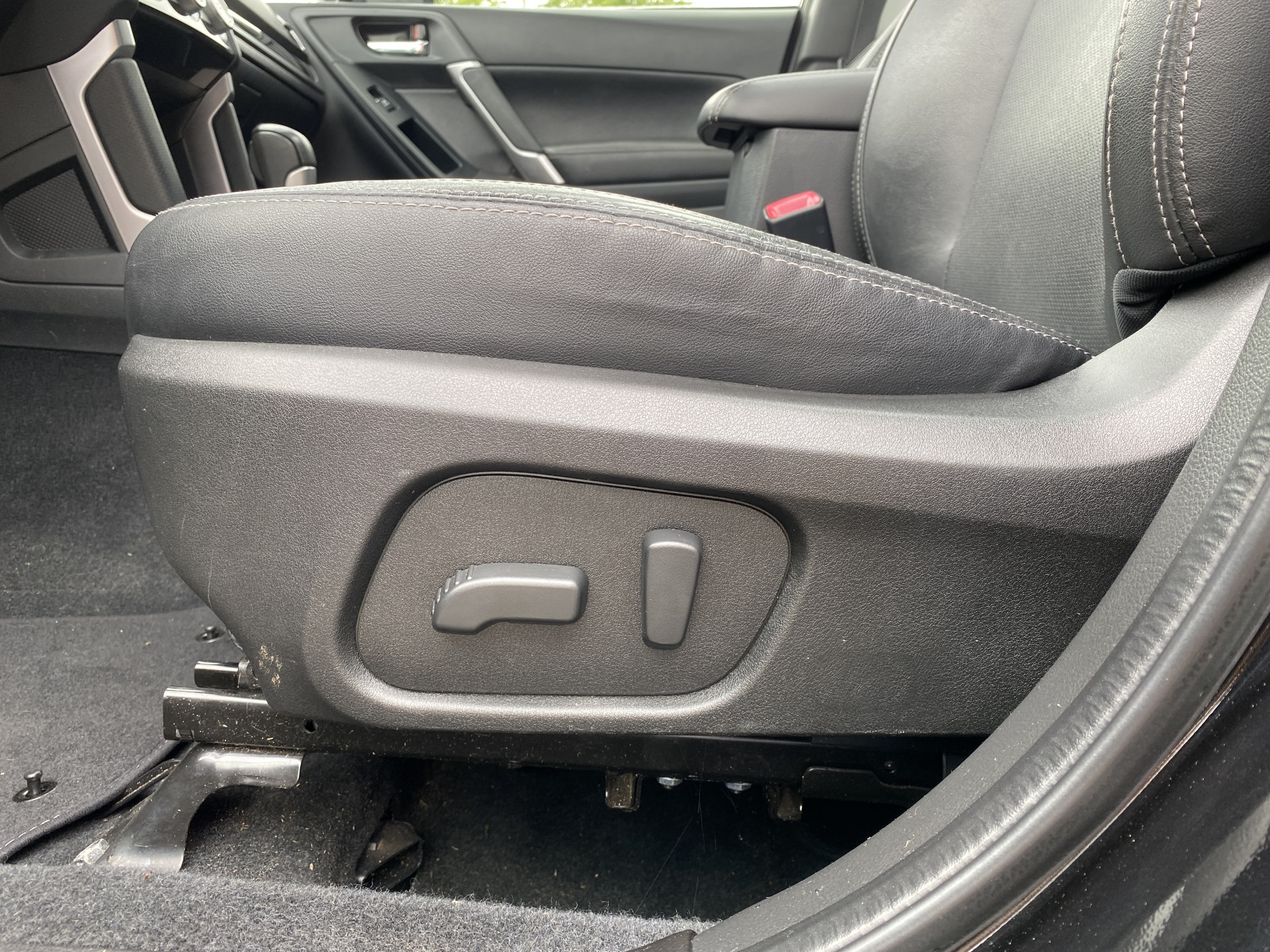 Subaru Forester 2.0 AWD Premium 150 pk AUT. | 1e eigenaar | dealer onderhouden | navigatie | leder interieur | panoramadak | keyless
