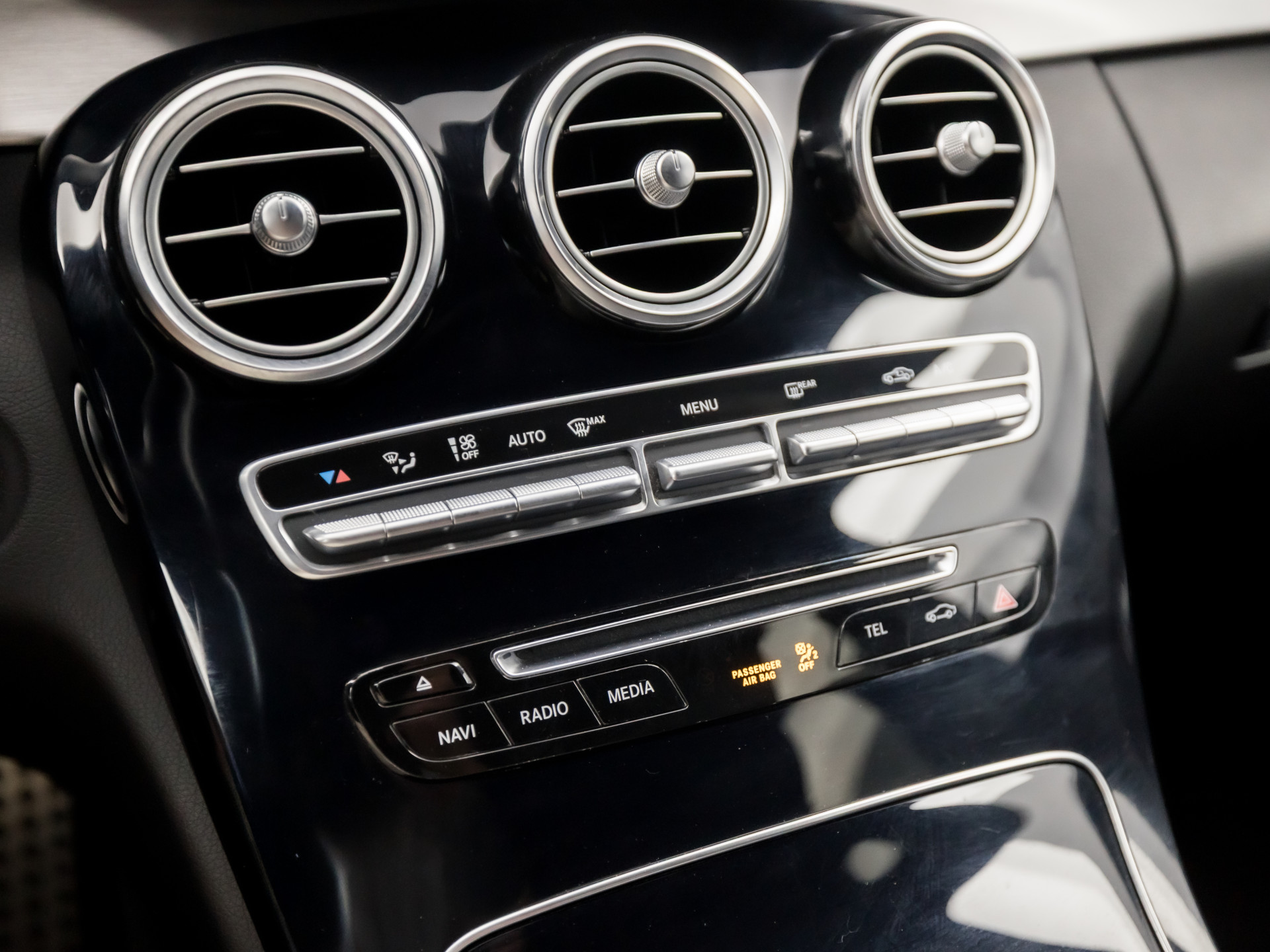 Mercedes-Benz C-Klasse 180 AMG Sport 156Pk Automaat (NAVIGATIE, CAMERA, LEDER, ZWART HEMEL, STOELVERWARMING, SPORTSTOELEN, GETINT GLAS, NIEUWSTAAT)