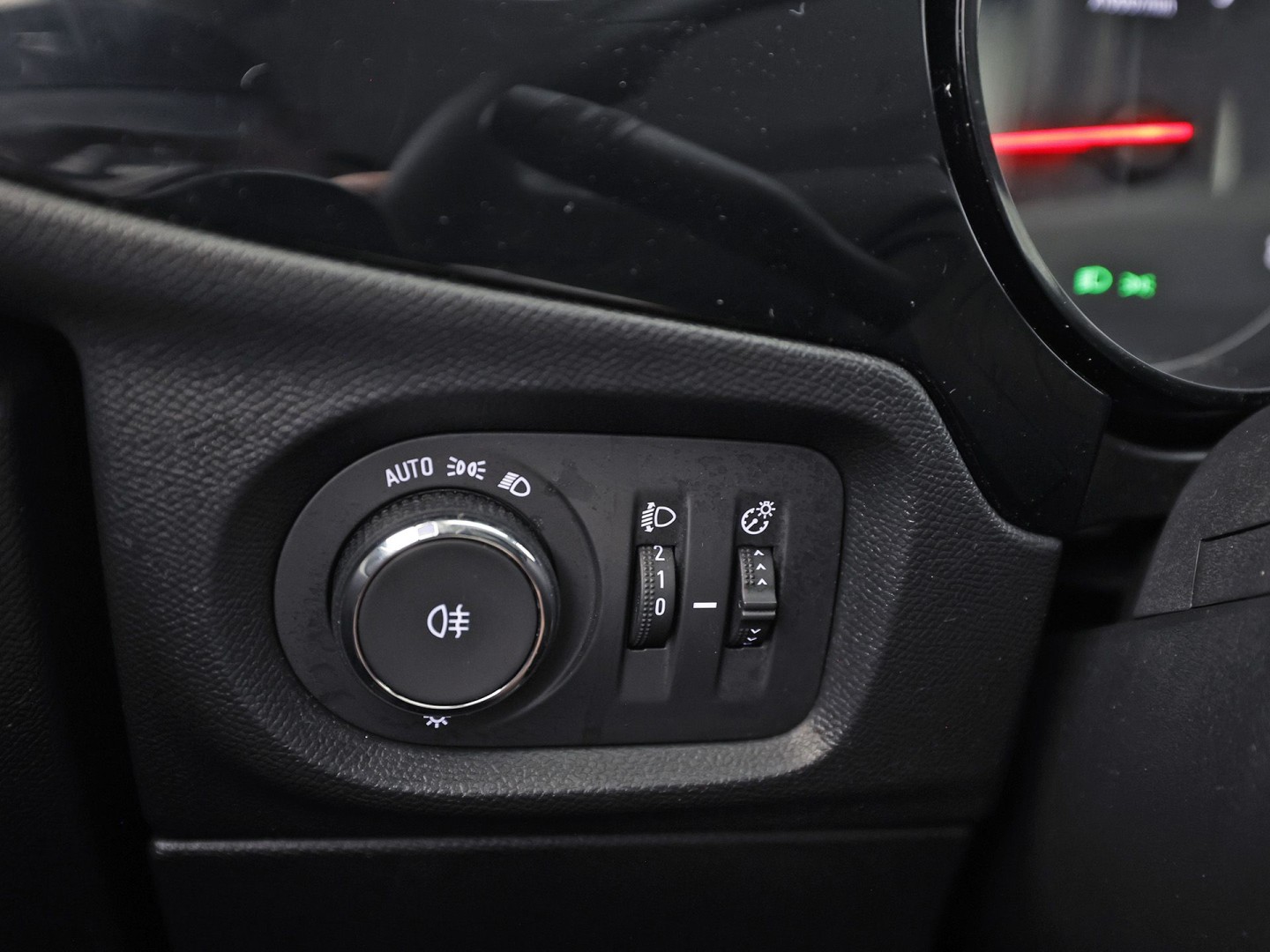 Opel Corsa 1.2 Sport (APPLE CARPLAY, GROOT NAVI, CRUISE, LM VELGEN, SPORTSTOELEN, LANE ASSIST, NIEUWSTAAT)