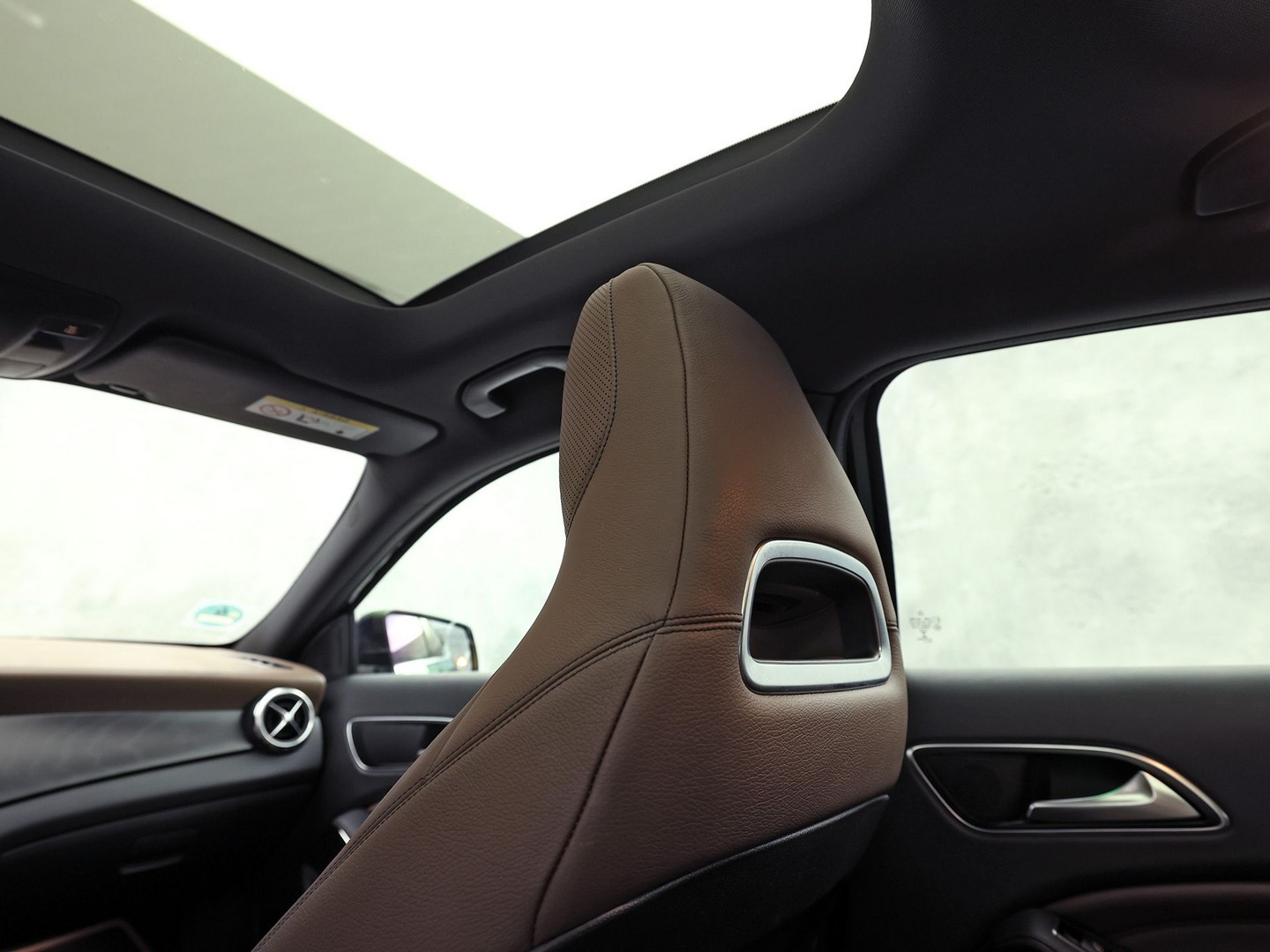 Mercedes-Benz GLA-klasse 250 4Matic Premium AMG Sport 211Pk Automaat (PANORAMADAK, MEMORY SEATS, GROOT NAVI, CAMERA, TREKHAAK, SPORTSTOELEN, GETINT GLAS, BRUIN LEDER, STOELVERWARMING, NIEUWSTAAT)