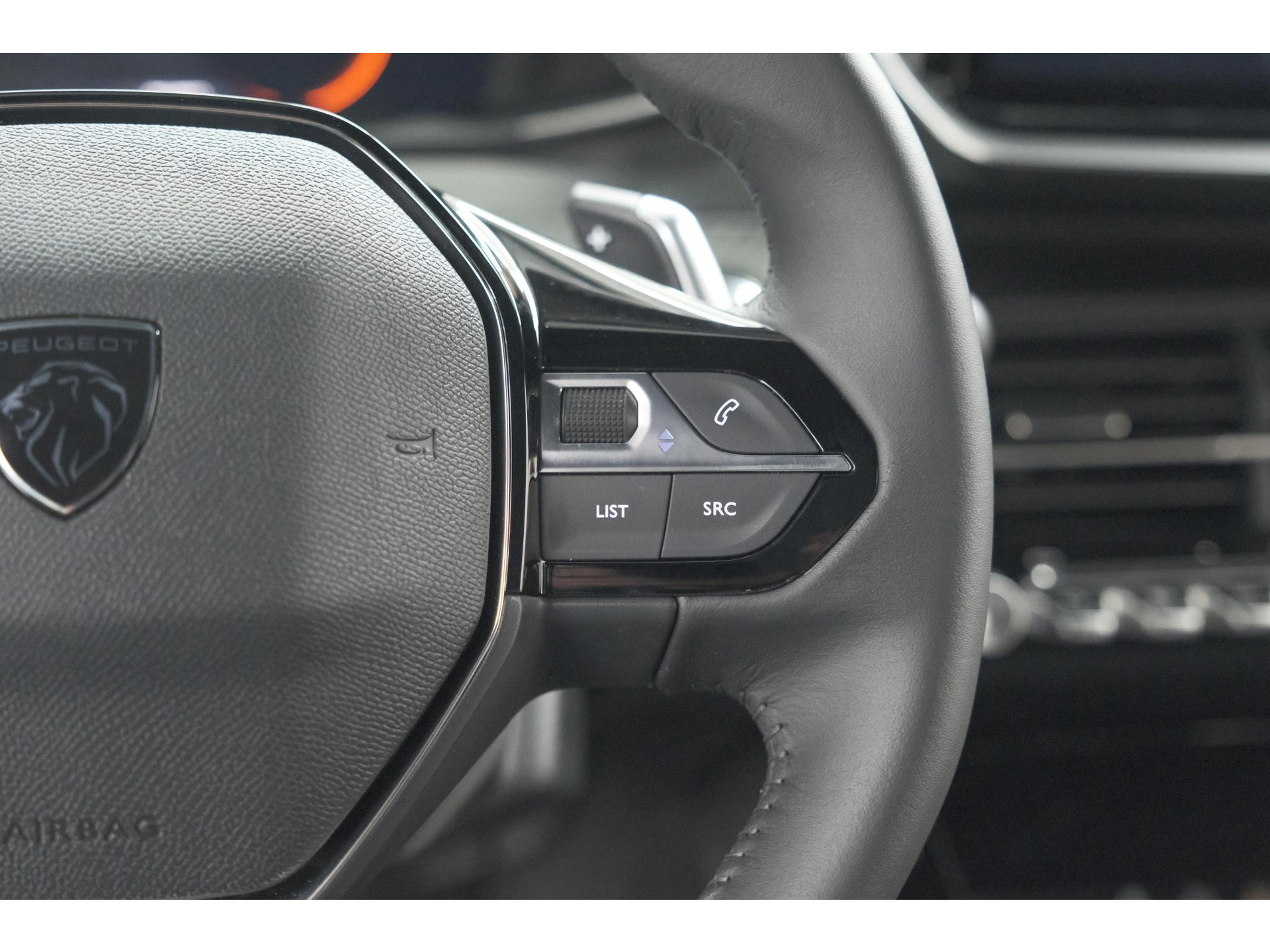 Peugeot 2008 PureTech 130 EAT8 Allure | 100% Benzine | Parkeersensoren Voor + Achter | Apple CarPlay | Climate Control