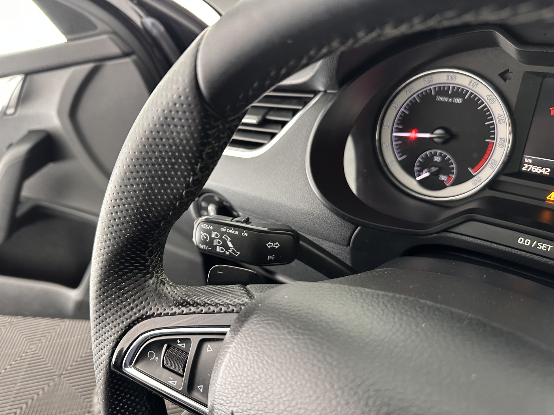 ŠKODA Octavia Combi 1.6 TDI Greentech Clever Edition Aut. *LEATHER-FABRIC | NAVI-FULLMAP | COMFORT-SEATS | DAB+ | HEATED-SEATS | AMUNDSEN-AUDIO | ECC | SHIFT-PADDLES | PARKPILOT | CRUISE | TOWBAR | 16''ALU *