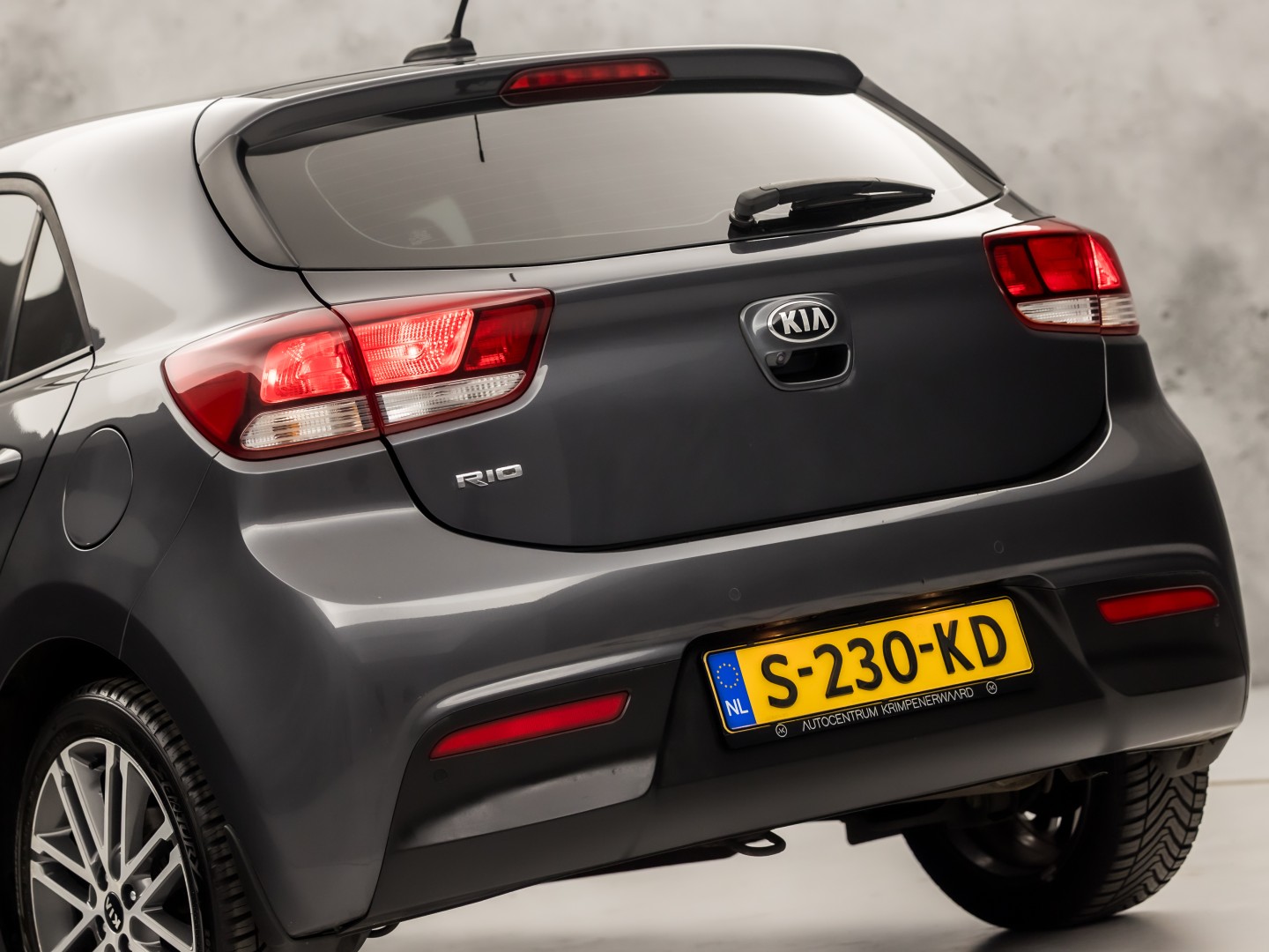 Kia Rio 1.4 DynamicLine Sport Automaat (STUUR/STOELVERWARMING, GETINT GLAS, CAMERA, SPORTSTOELEN, LM VELGEN, ELEK PAKKET, NIEUWSTAAT)