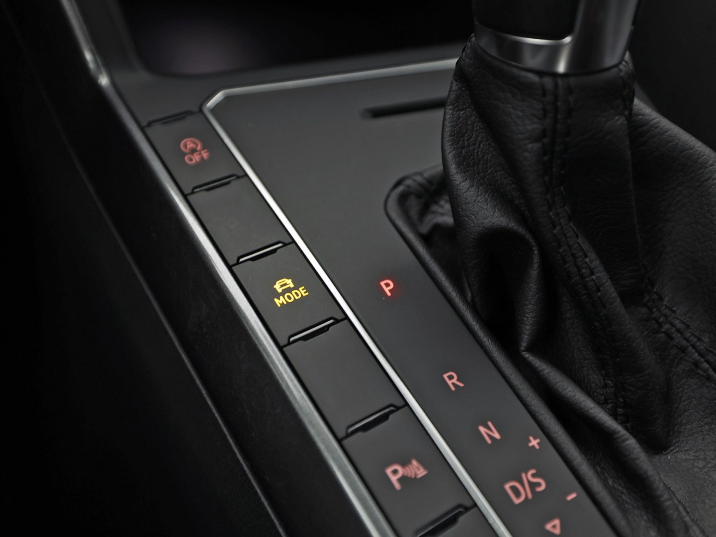 Volkswagen Polo 1.0 TSI R-Line Sport Automaat (VIRTUAL COCKPIT, ZWART HEMEL, GROOT NAVI, CLIMATE, LEDER, SPORTSTOELEN, GETINT GLAS, LM VELGEN, ADAPTIVE CRUISE, NIEUWSTAAT)
