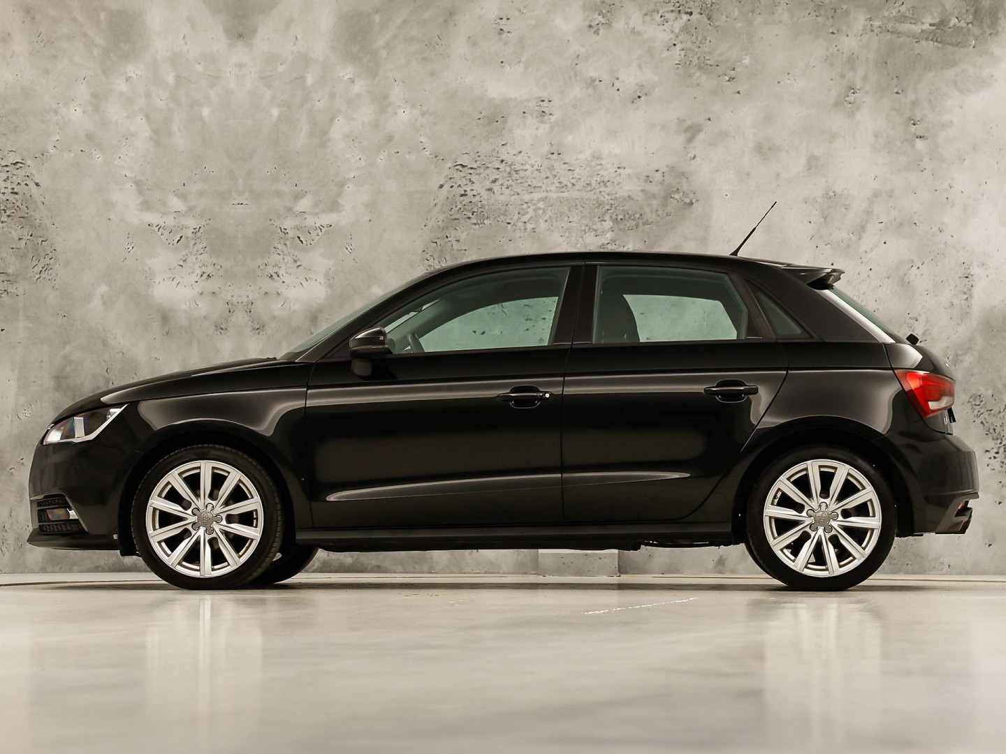 Audi A1 Sportback 1.0 TFSI Sport (NAVIGATIE, 5 DEURS, CLIMATE, STOELVERWARMING, SPORTSTOELEN, PARKEERSENSOREN, LED ACHTERLICHTEN, LM VELGEN, NIEUWE APK, NIEUWSTAAT)